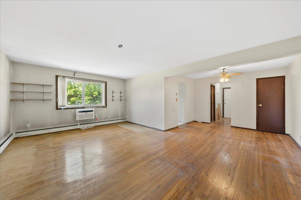 #7 photo, 200 Merrick Road, サフォーク郡 Amityville , NY 11701