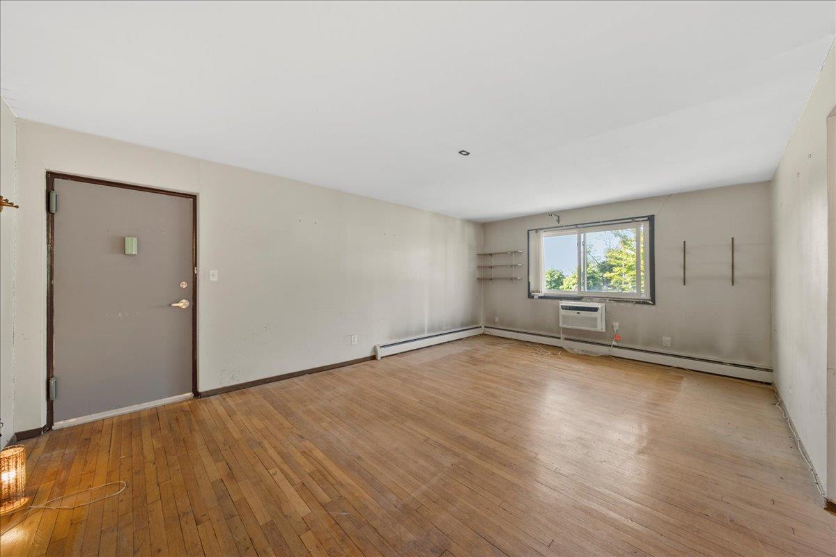 #8 photo, 200 Merrick Road, サフォーク郡 Amityville , NY 11701