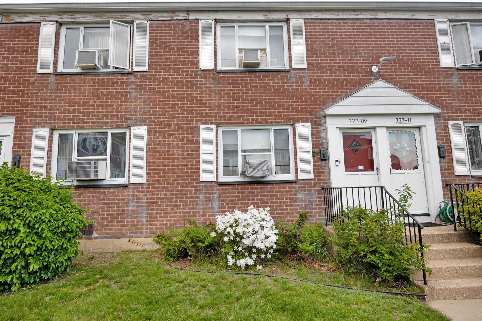 #1 photo, 227-09 Hillside Avenue, 皇后區 Bellerose Manor , NY 11427