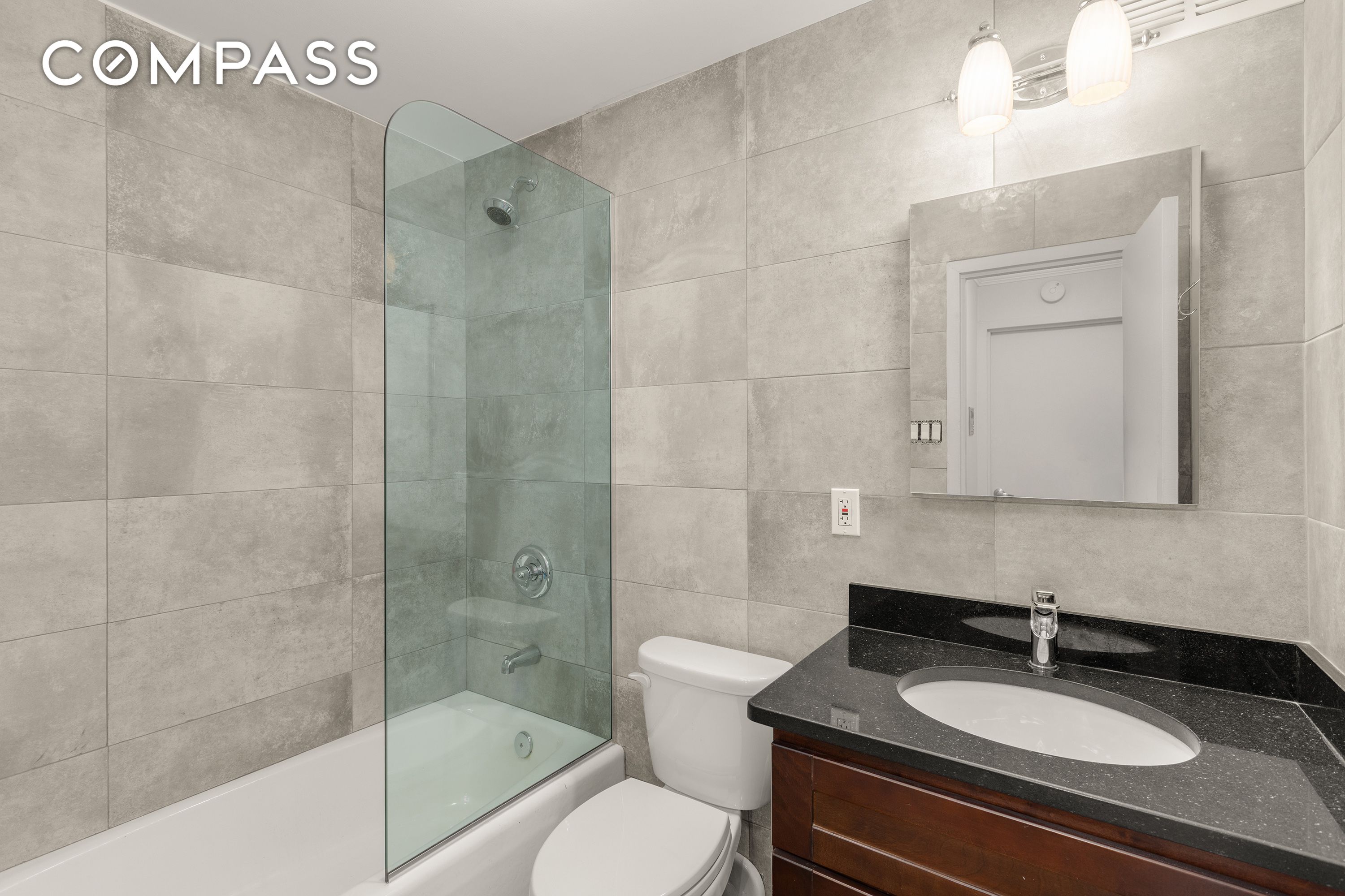 #8 photo, 7 E 35th Street, マンハッタン Midtown South , NY 10016