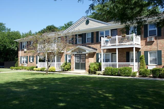 #1 photo, 1355 Roanoke Avenue, Riverhead , NY 11901