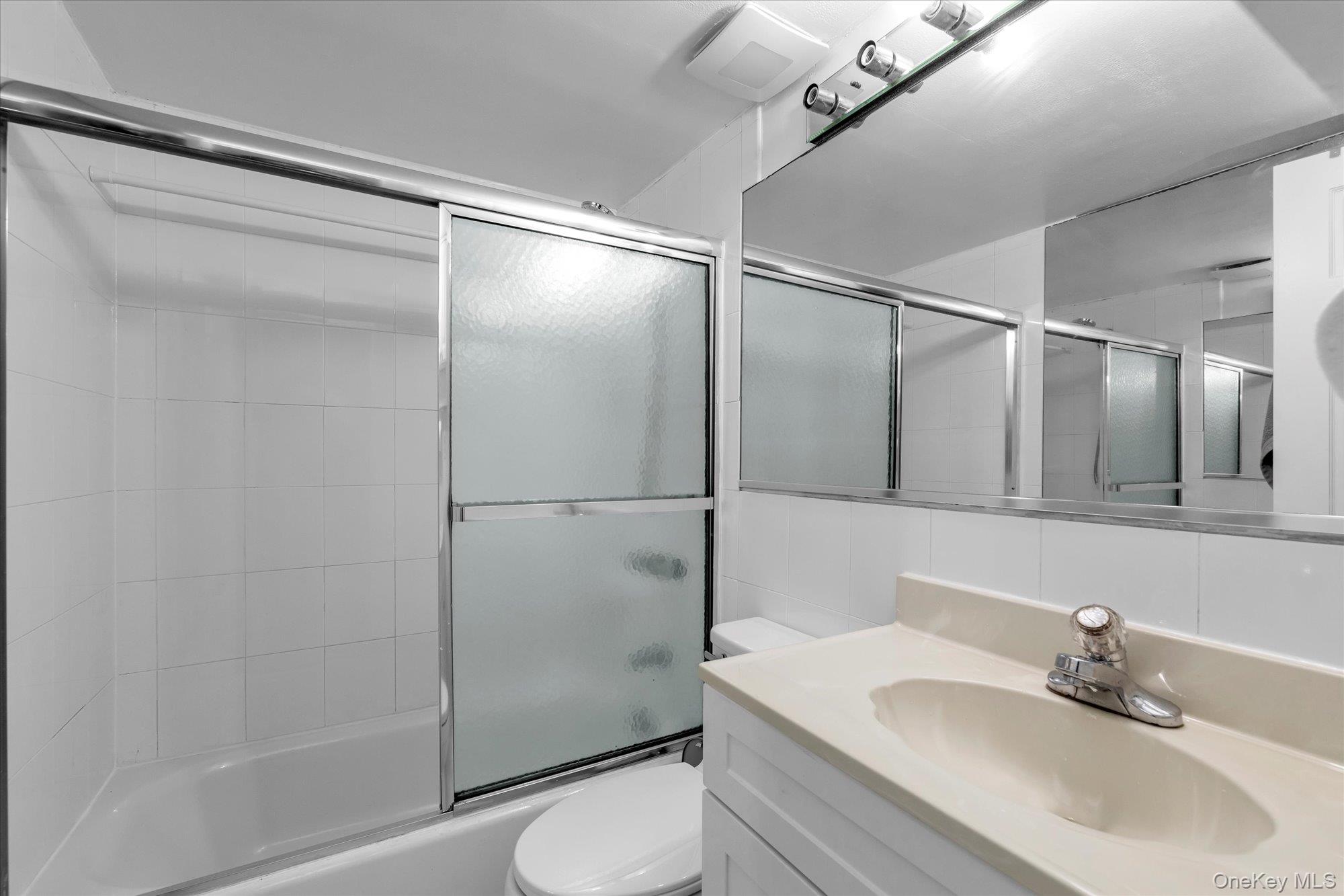 #10 photo, 2-20 Capstan Court, クイーンズ区 College Point , NY 11356