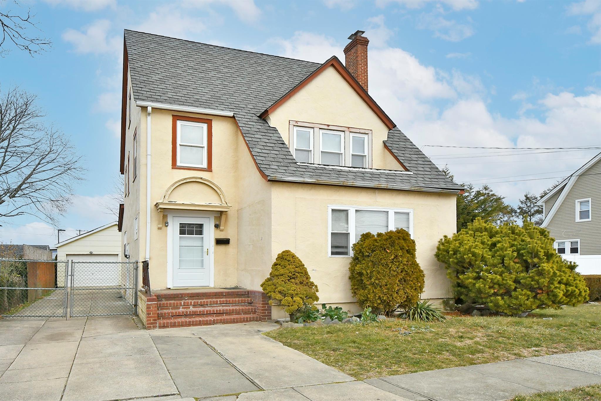 #1 photo, 8 Lewis Street, নাসাউ কাউন্টি Hicksville , NY 11801