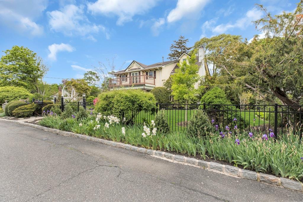 #1 photo, 5 Hallett Court, Blue Point , NY 11715