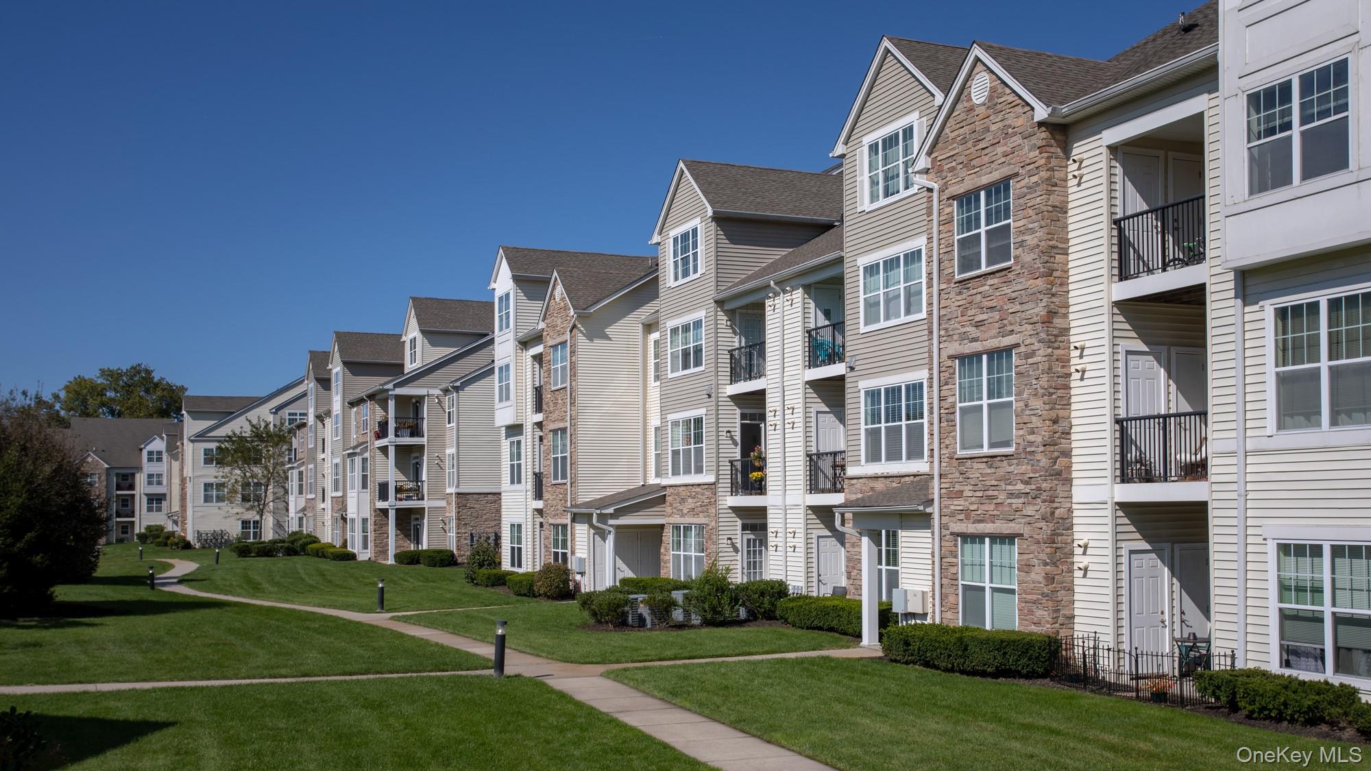 #3 photo, 313 Charles Pond Drive, サフォーク郡 Coram , NY 11727