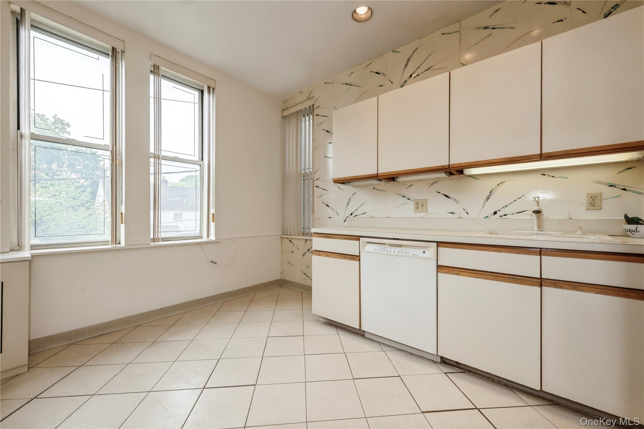 #14 photo, 1175 E Broadway, ナッソー郡 Hewlett , NY 11557