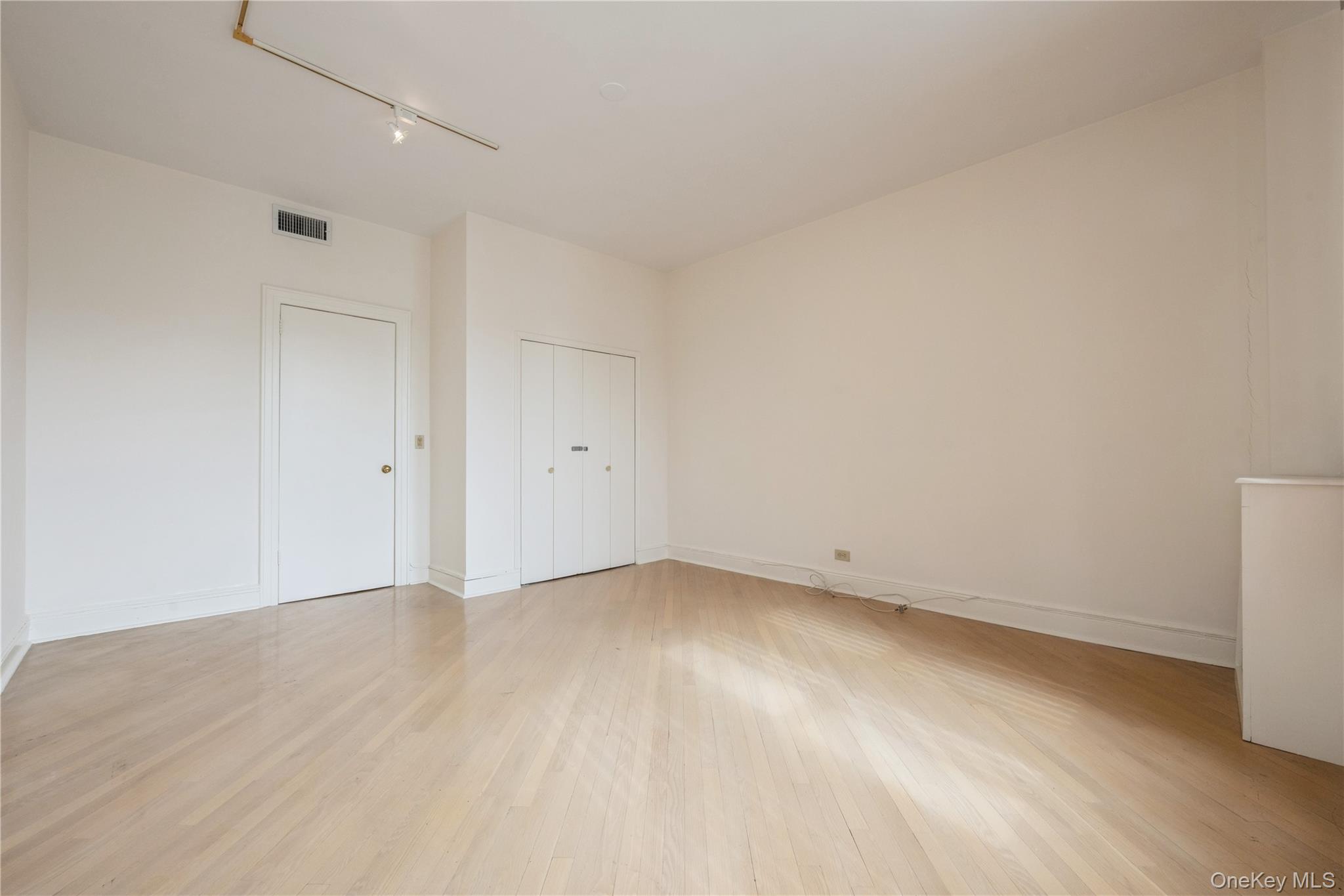 #16 photo, 1175 E Broadway, ナッソー郡 Hewlett , NY 11557