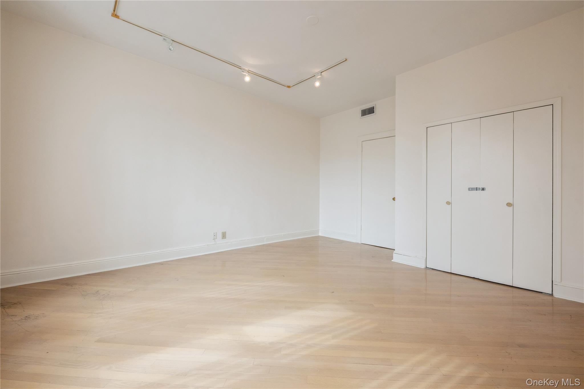 #18 photo, 1175 E Broadway, ナッソー郡 Hewlett , NY 11557