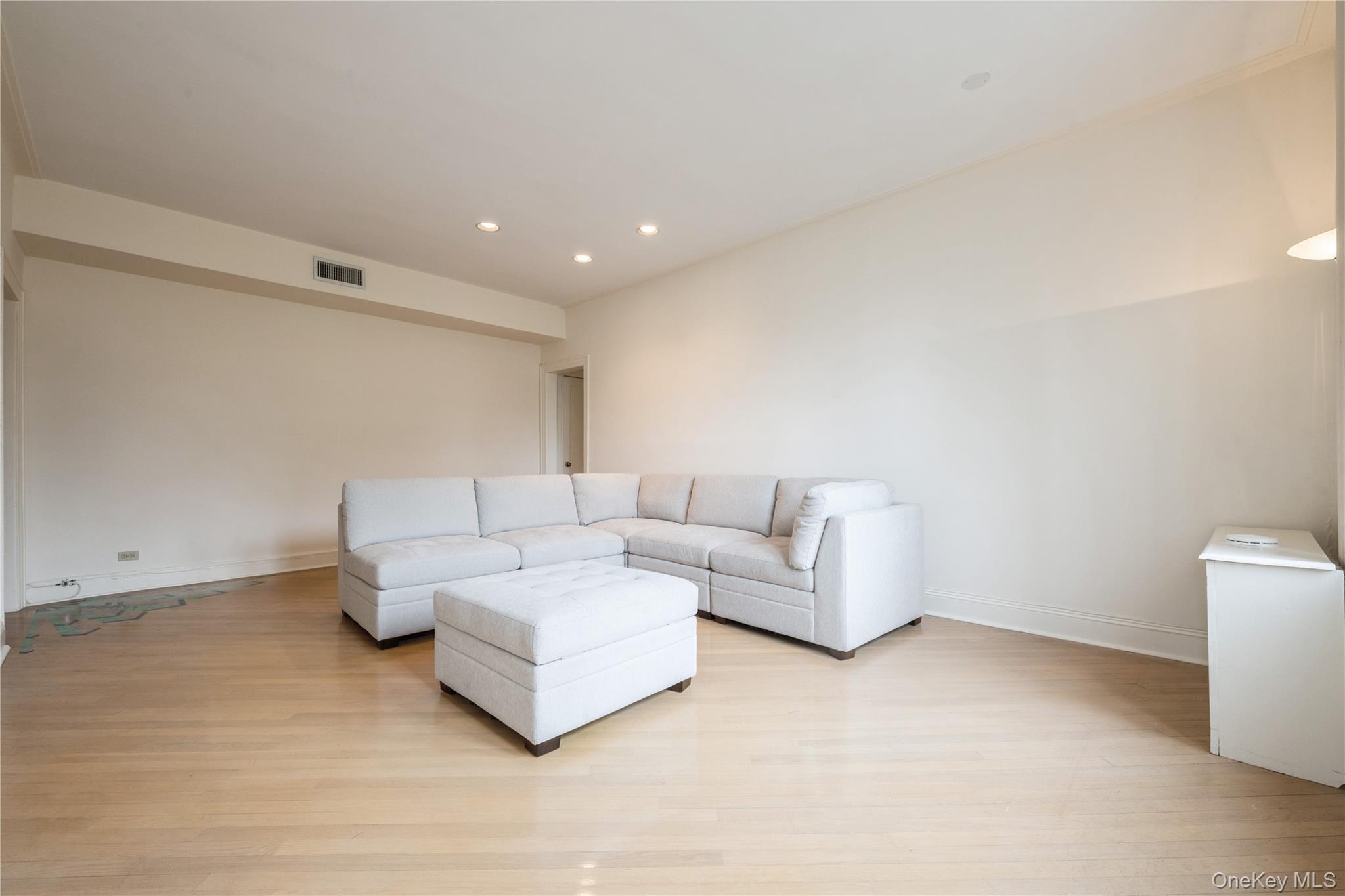 #8 photo, 1175 E Broadway, ナッソー郡 Hewlett , NY 11557