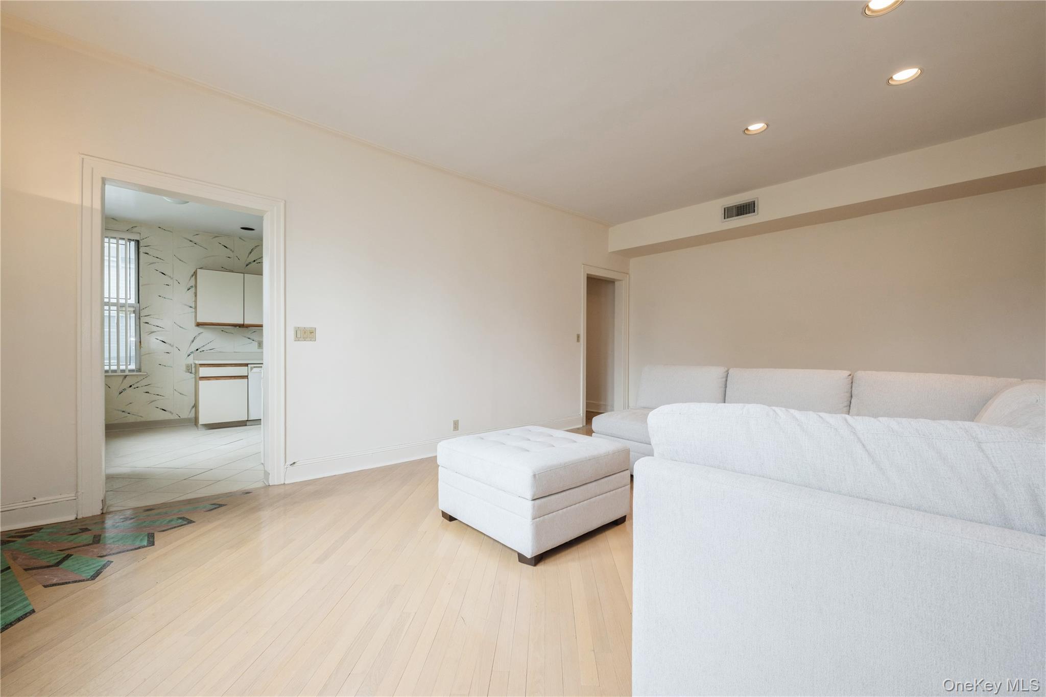 #9 photo, 1175 E Broadway, ナッソー郡 Hewlett , NY 11557