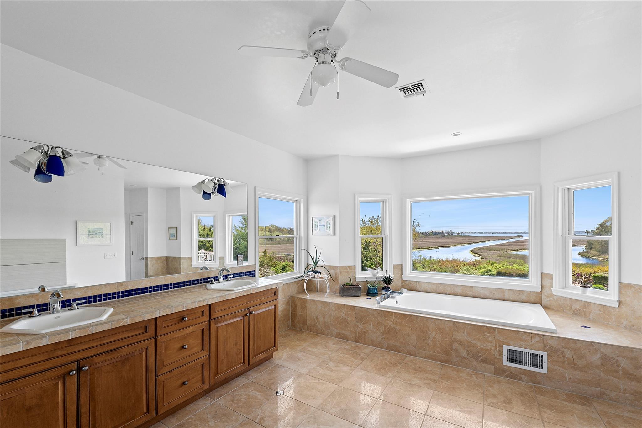 #12 photo, 14 South Country Road, サフォーク郡 Westhampton , NY 11977