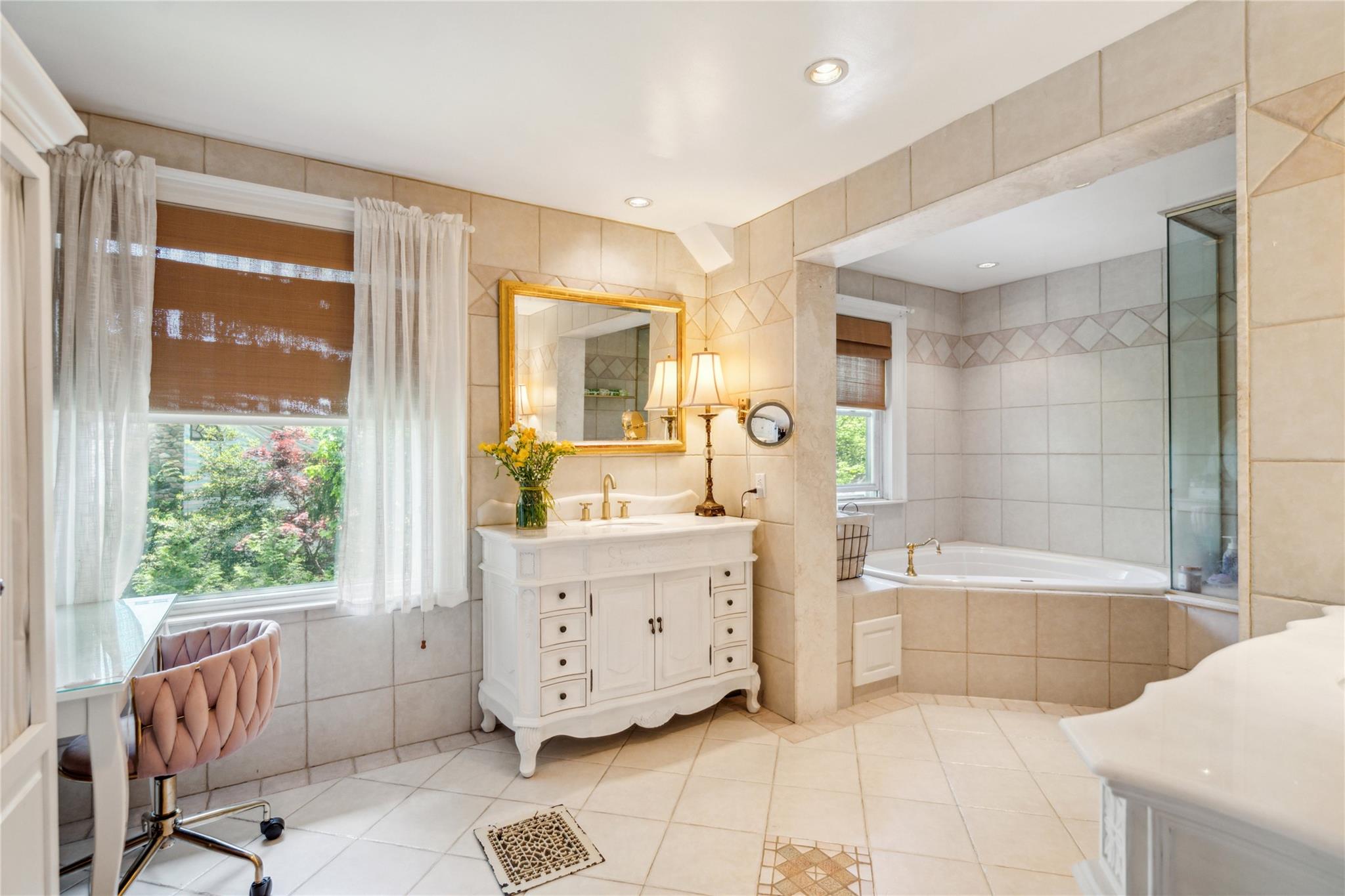 #19 photo, 17 The Intervale, Roslyn Estates , NY 11576