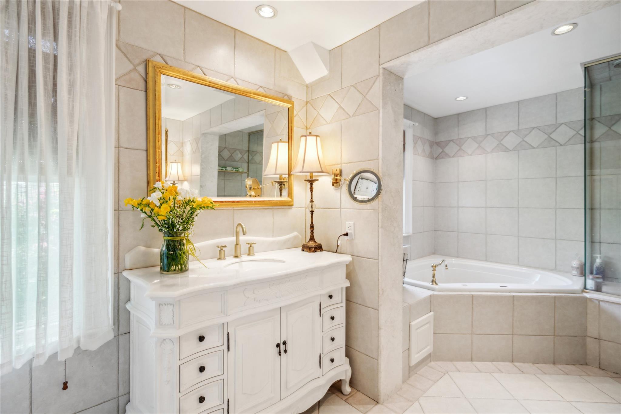 #20 photo, 17 The Intervale, Roslyn Estates , NY 11576