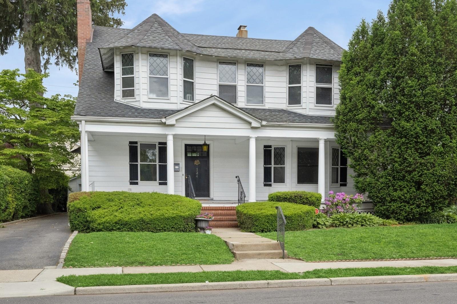 #1 photo, 124 Roxbury Road, Garden City , NY 11530