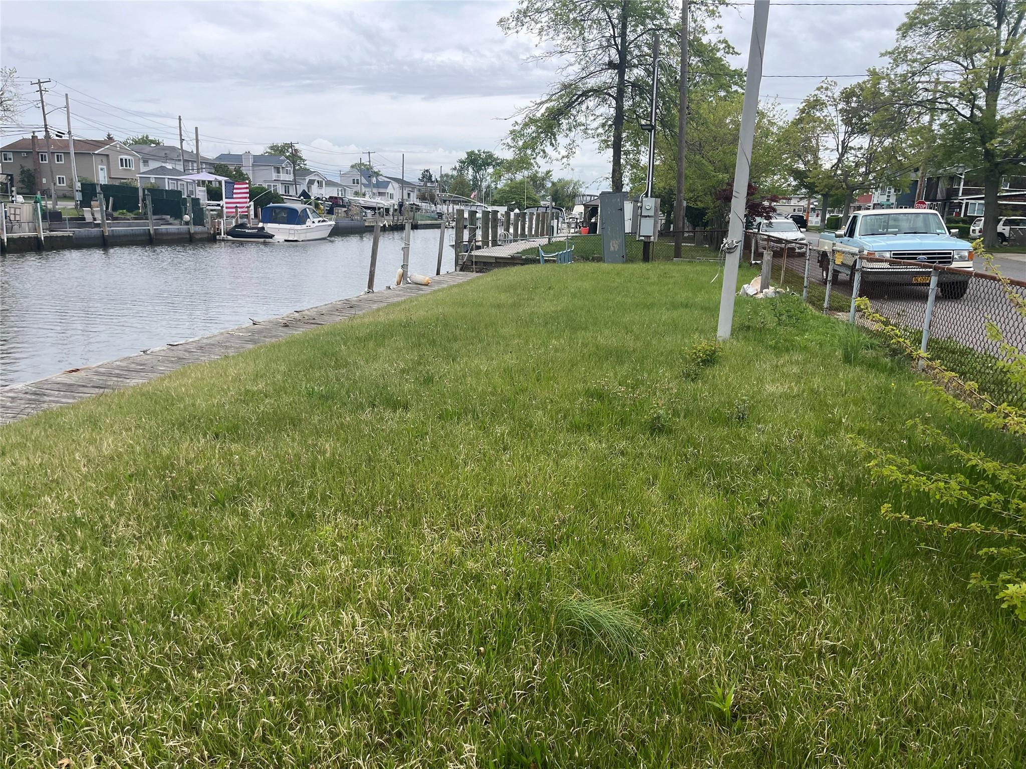 #1 photo, 80 x 20 E. Riviera Dr, Lindenhurst , NY 