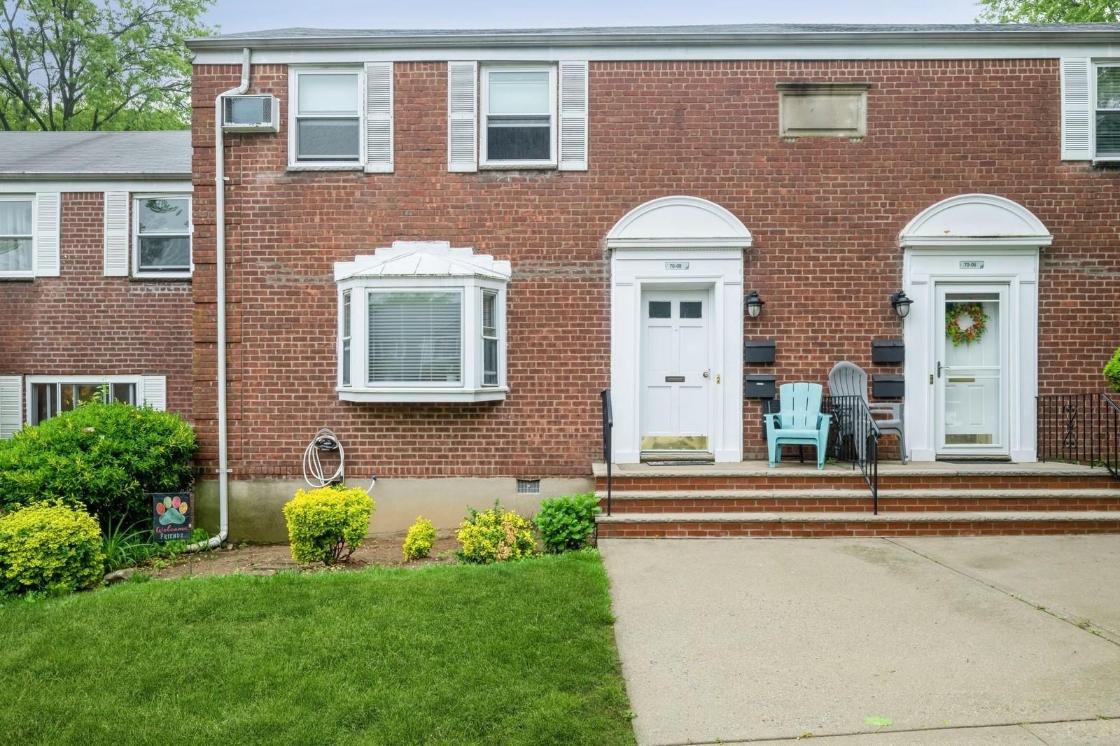 #1 photo, 70-08 261th Street, Glen Oaks , NY 11004