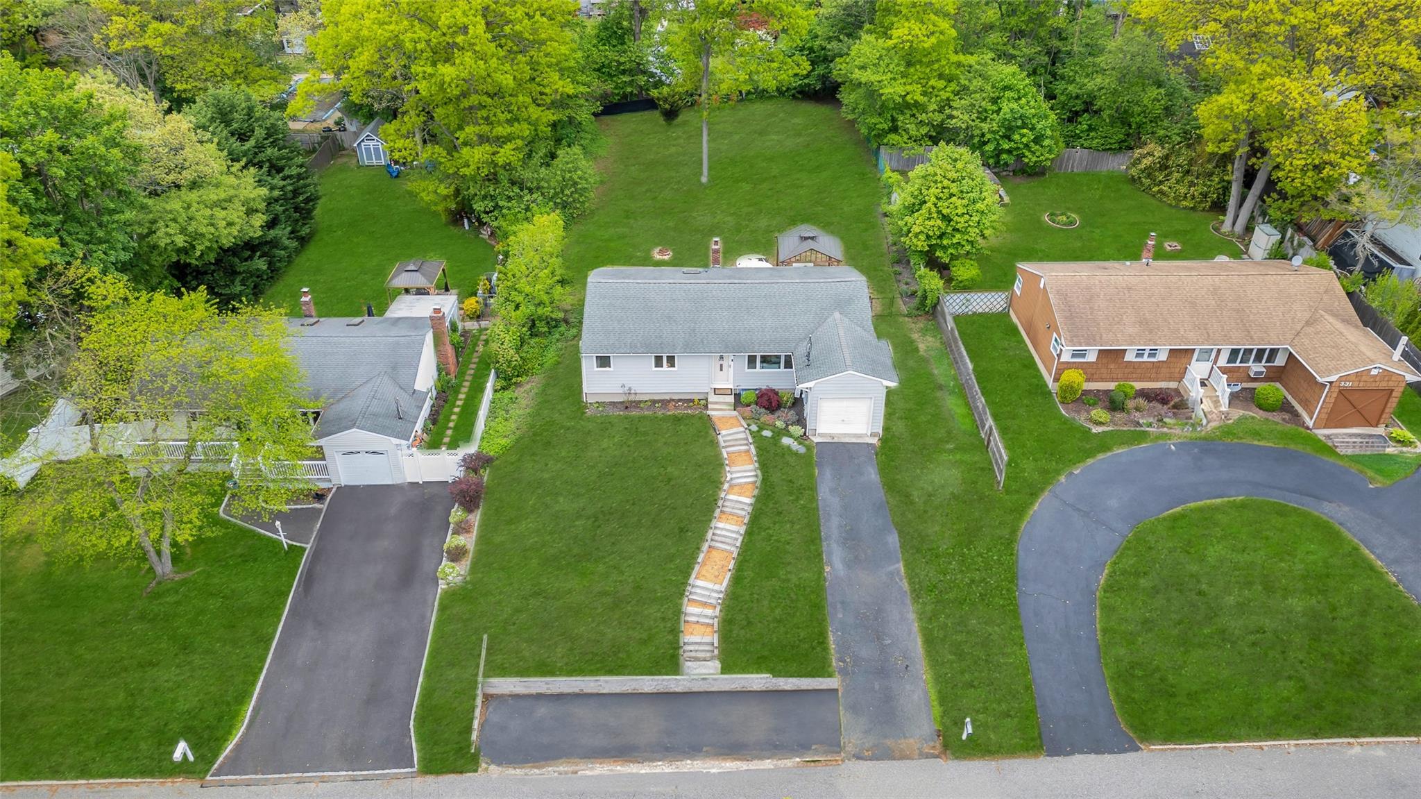 #1 photo, 327 Peconic Street, সাফোক কাউন্টি Ronkonkoma , NY 11779