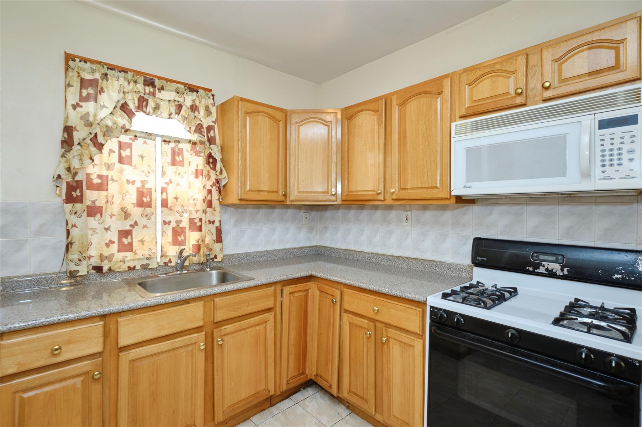 #12 photo, 90-62 204th Street, 皇后區 Hollis , NY 11423