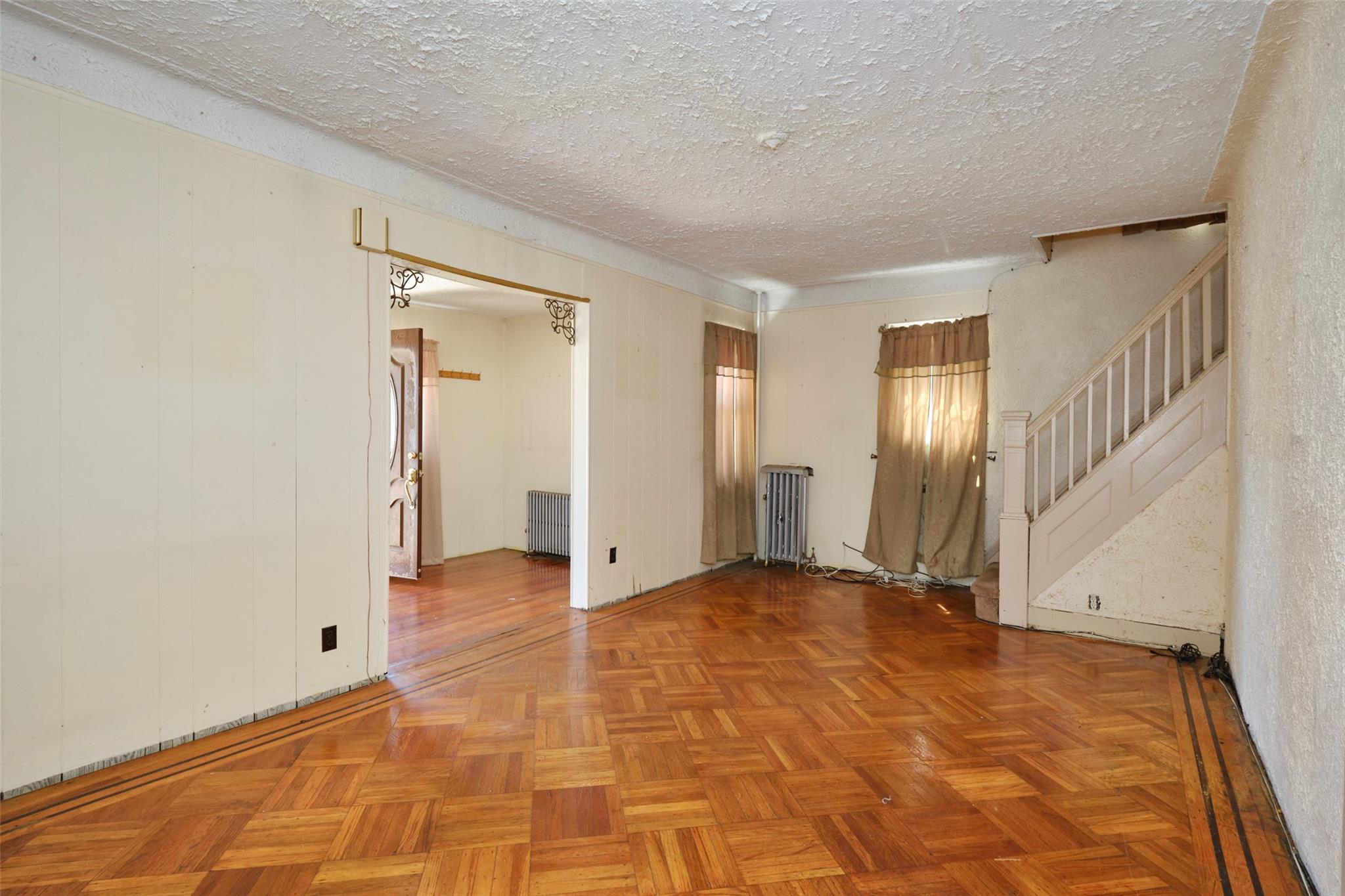 #8 photo, 90-62 204th Street, 皇后區 Hollis , NY 11423