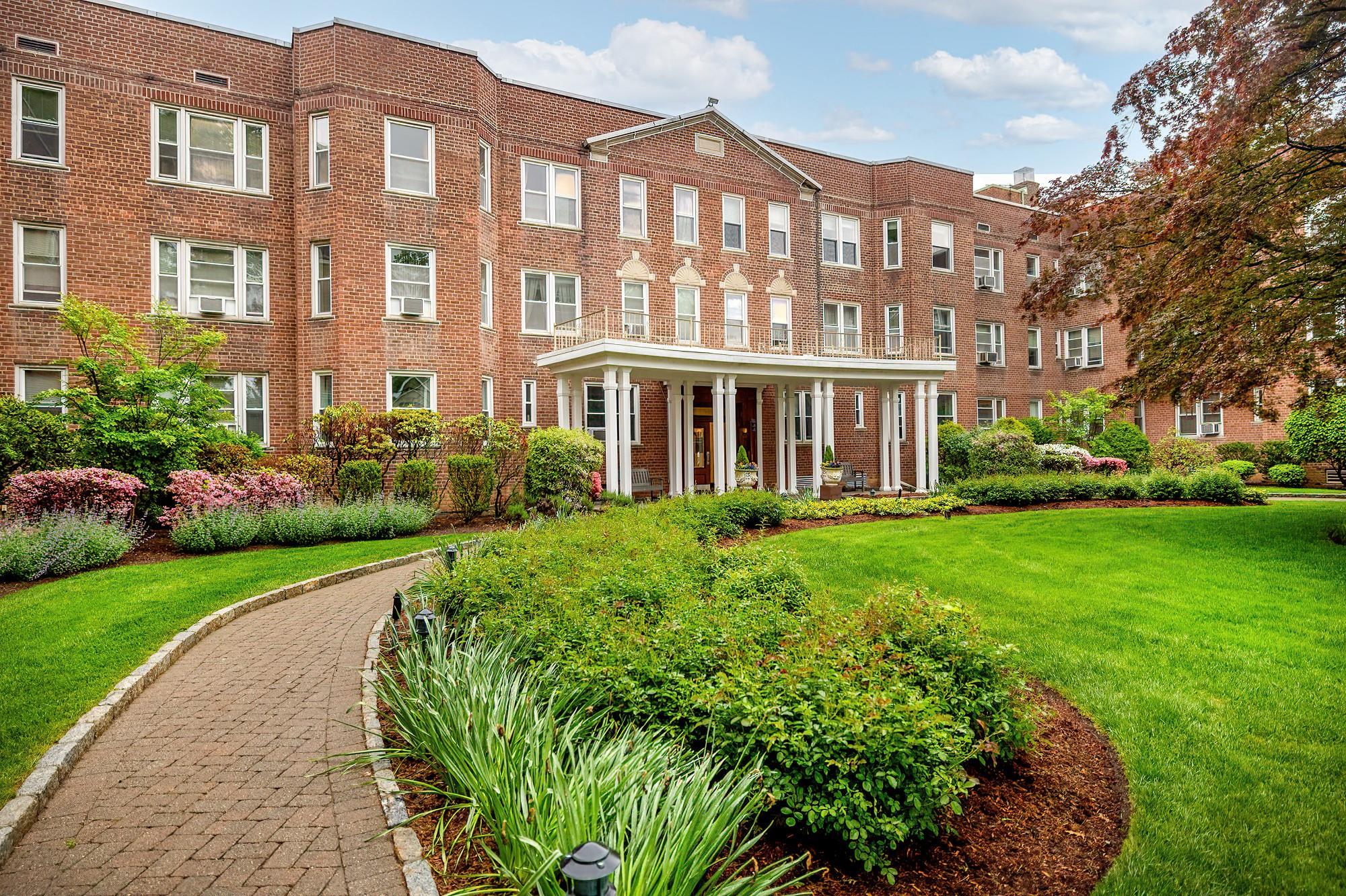 #1 photo, 101 Old Mamaroneck Road, White Plains , NY 10605