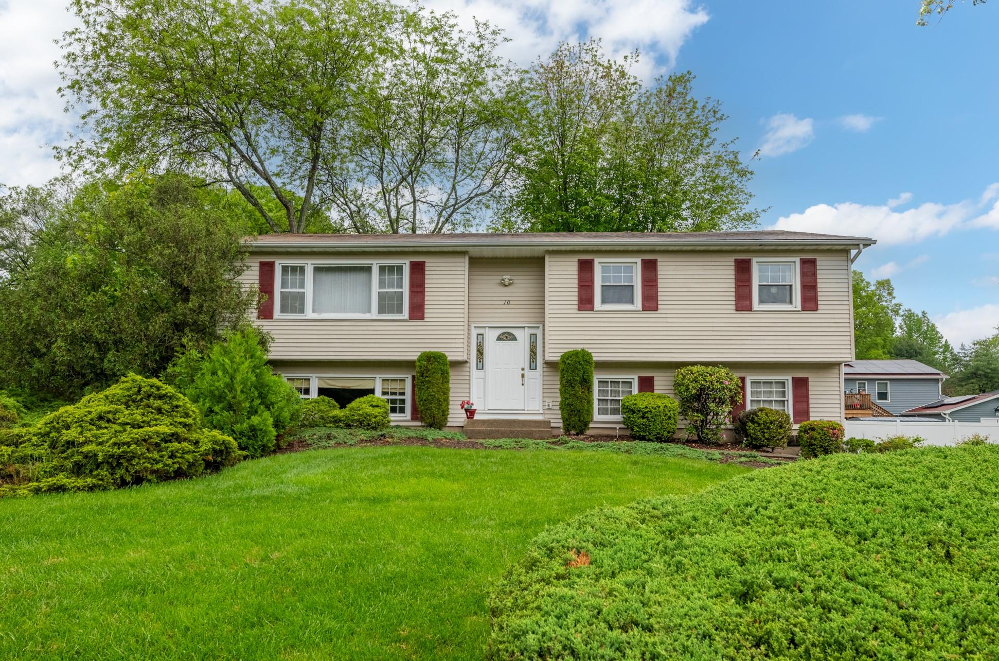 #1 photo, 10 Parklyn Court, Bardonia , NY 10954