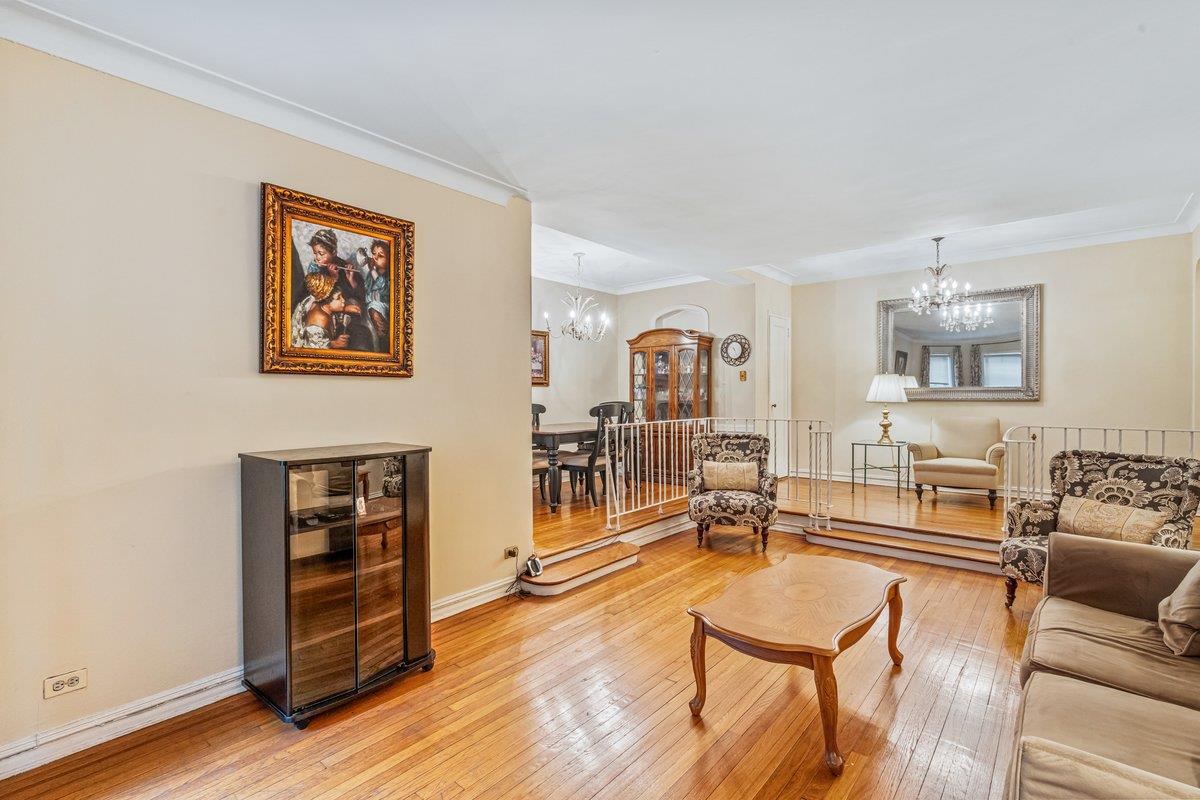 #10 photo, 76-36 113th Street, 皇后區 森林小丘 Forest Hills , NY 11375