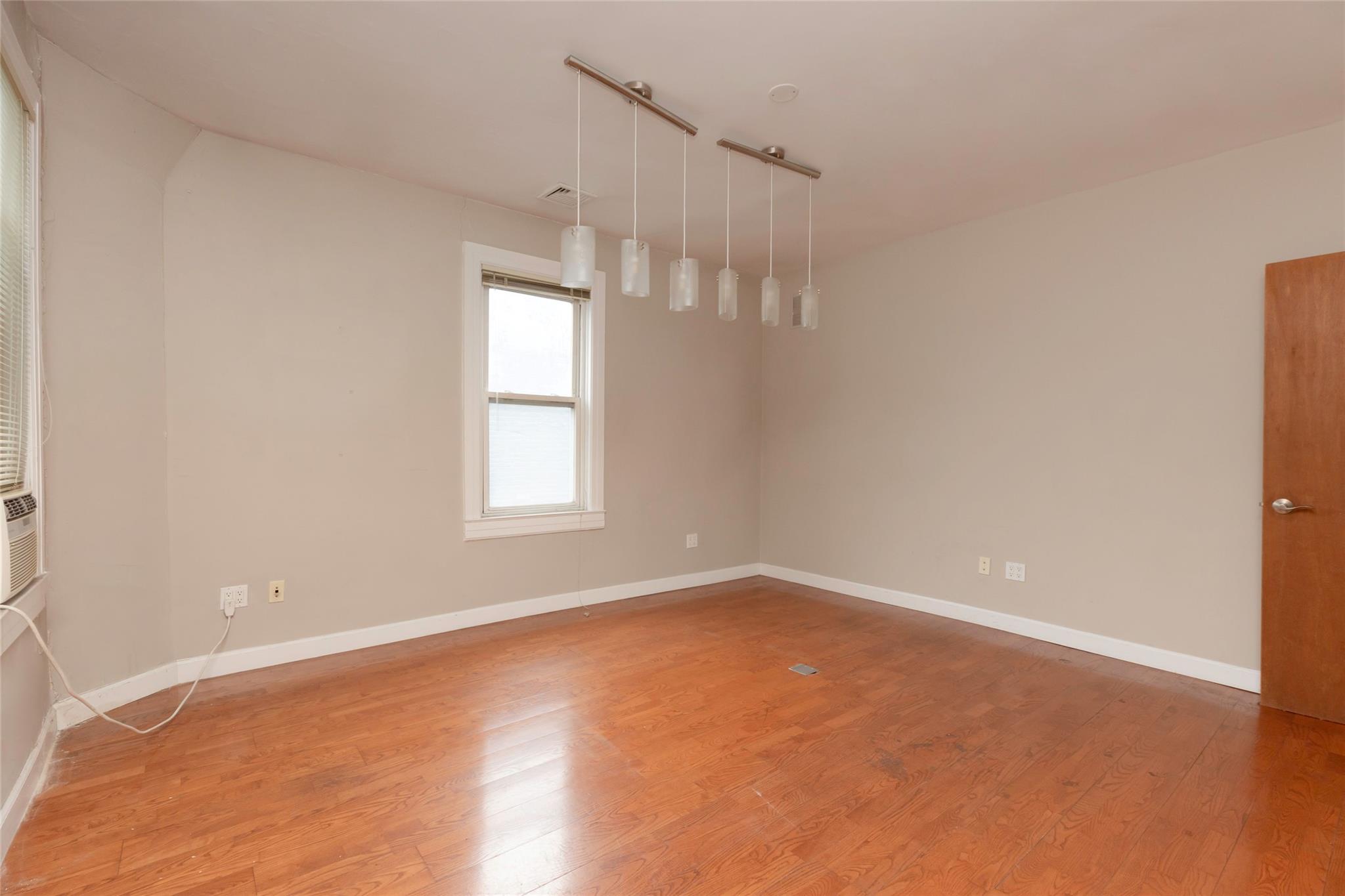 #2 photo, 3651 E Tremont Avenue, ブロンクス区 Bronx , NY 10465