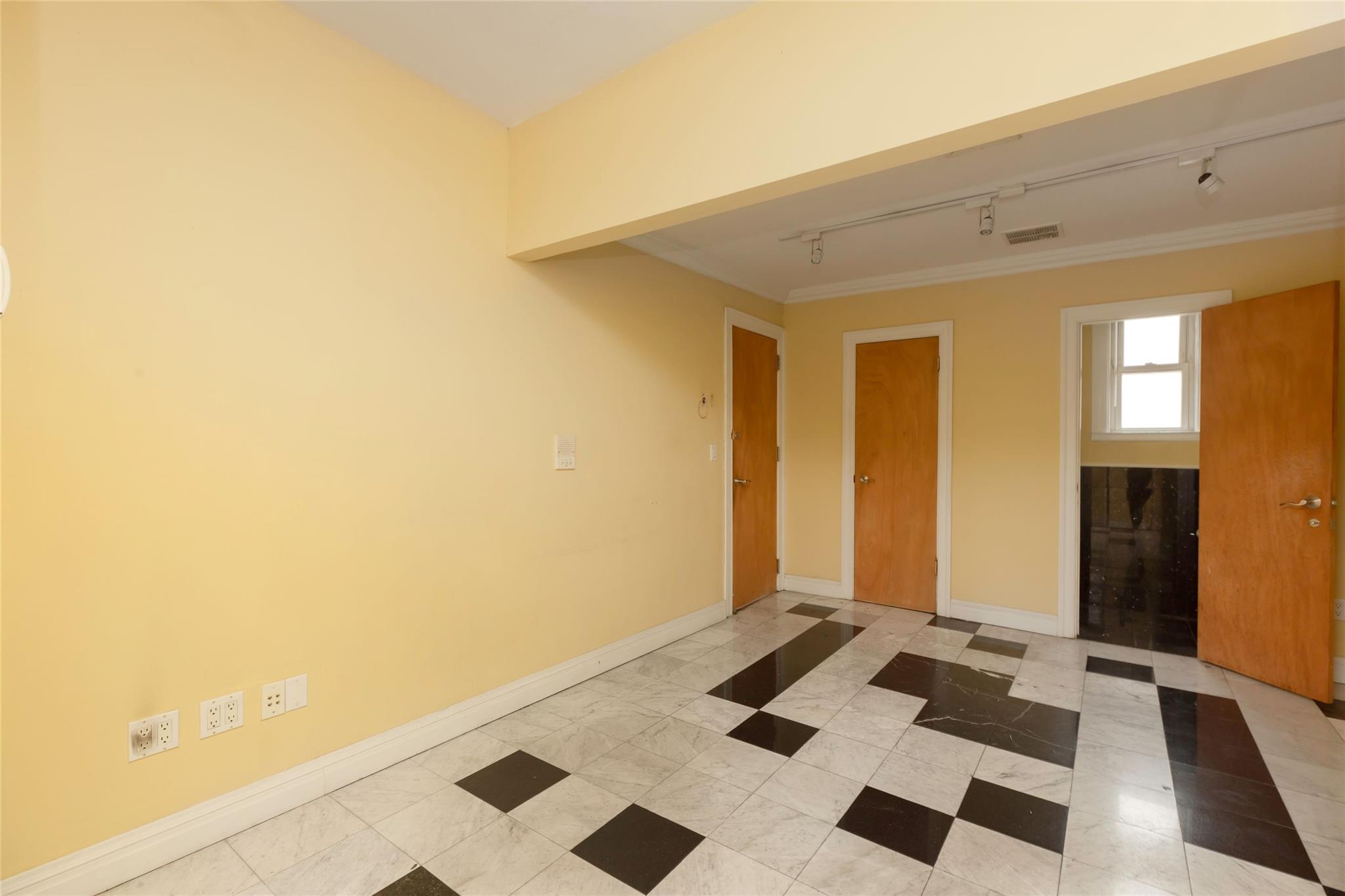 #6 photo, 3651 E Tremont Avenue, ブロンクス区 Bronx , NY 10465