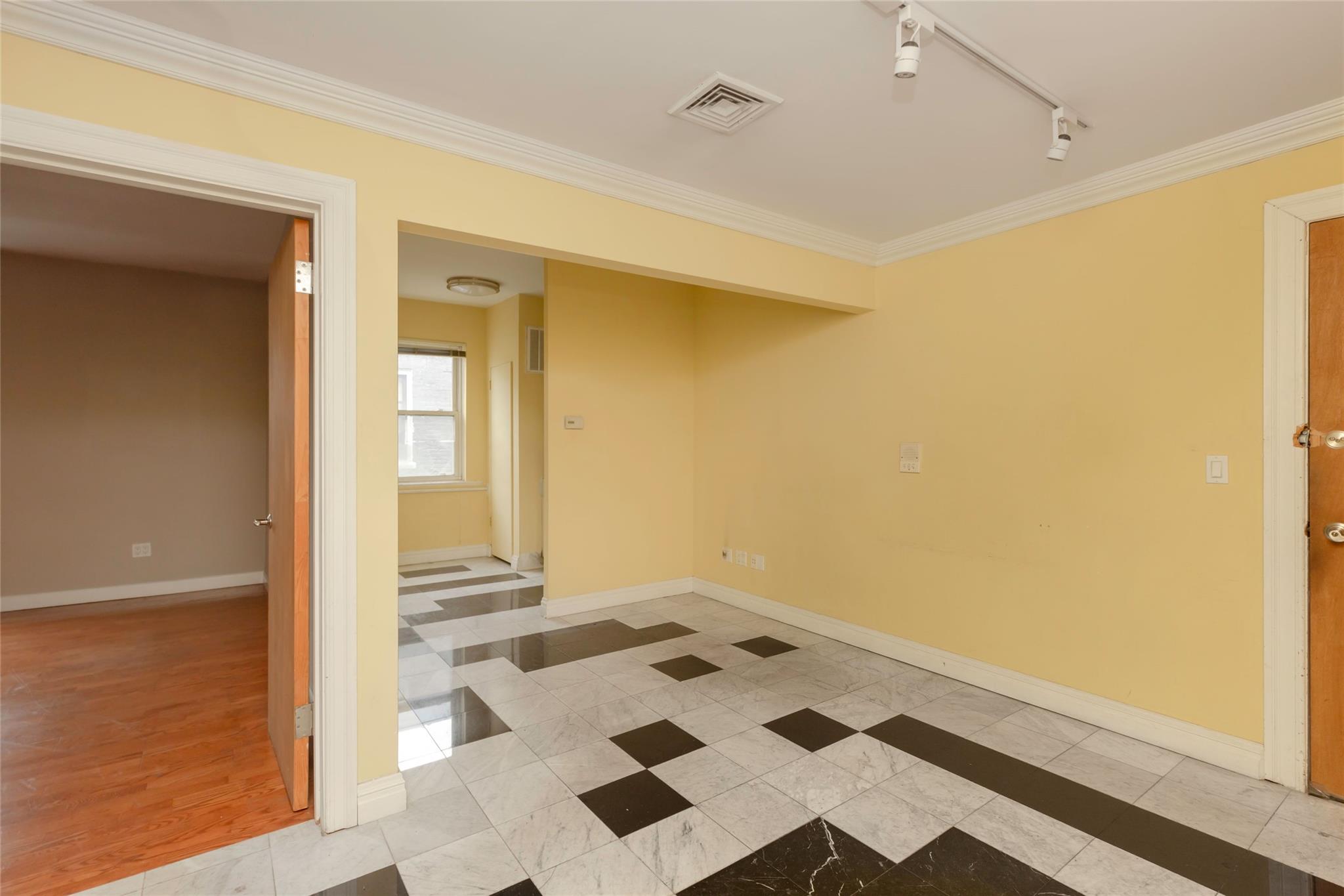 #7 photo, 3651 E Tremont Avenue, ブロンクス区 Bronx , NY 10465