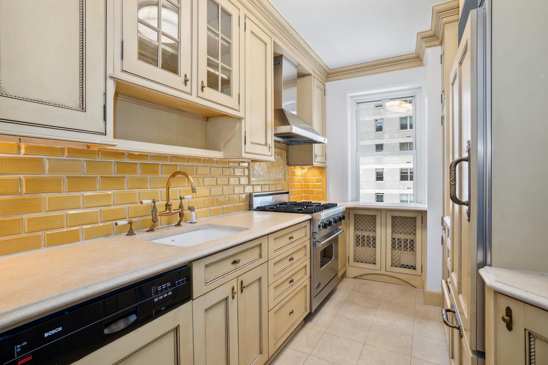 #1 photo, 150 E 69TH Street, Lenox Hill , NY 10021