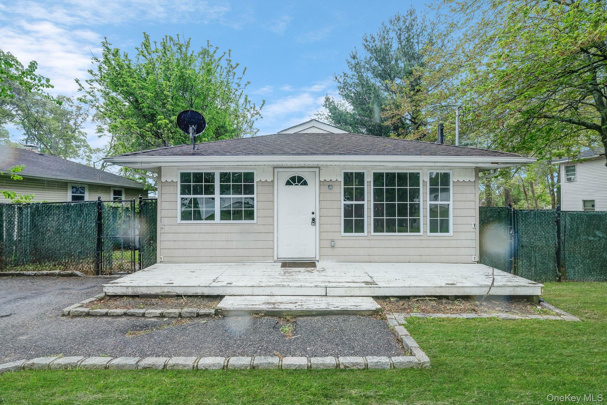 #1 photo, 122 Eleanor Avenue, সাফোক কাউন্টি Mastic , NY 11950