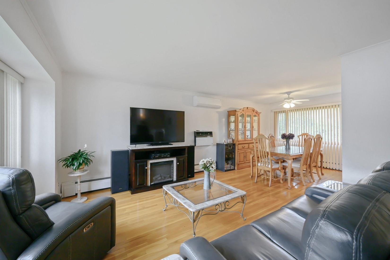 #2 photo, 372 Hamilton Place, West Islip , NY 11795