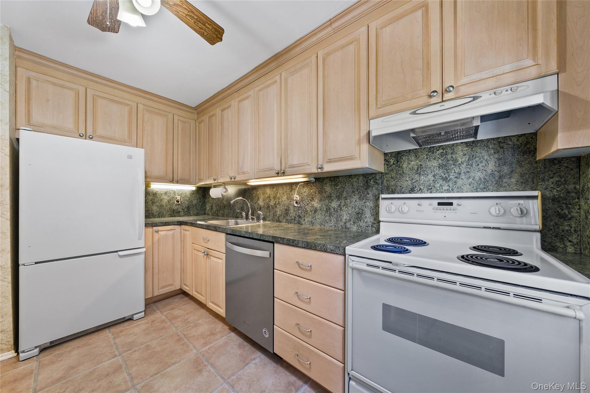 #17 photo, 75 Harbor, Amityville , NY 11701