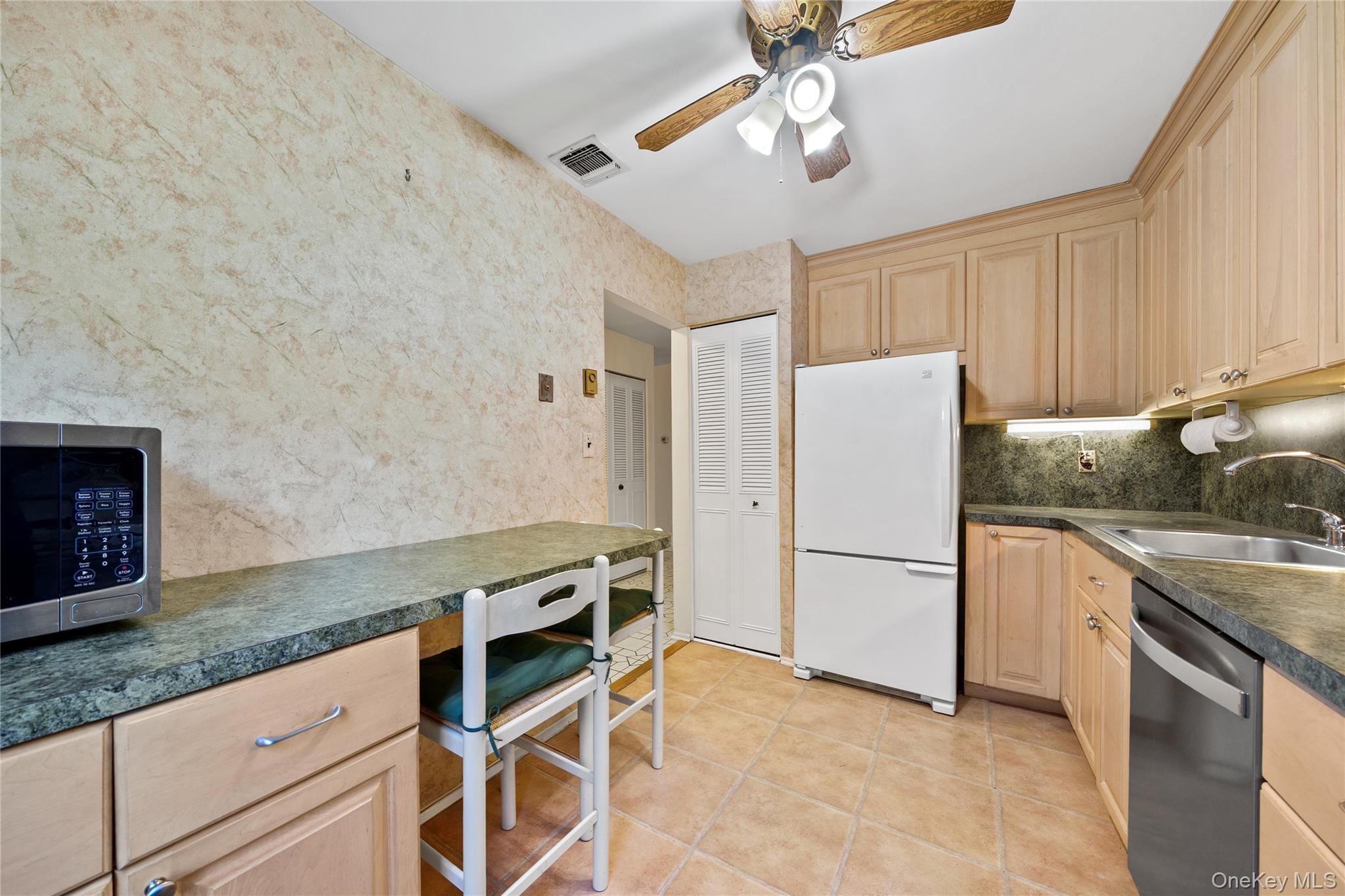 #18 photo, 75 Harbor, Amityville , NY 11701