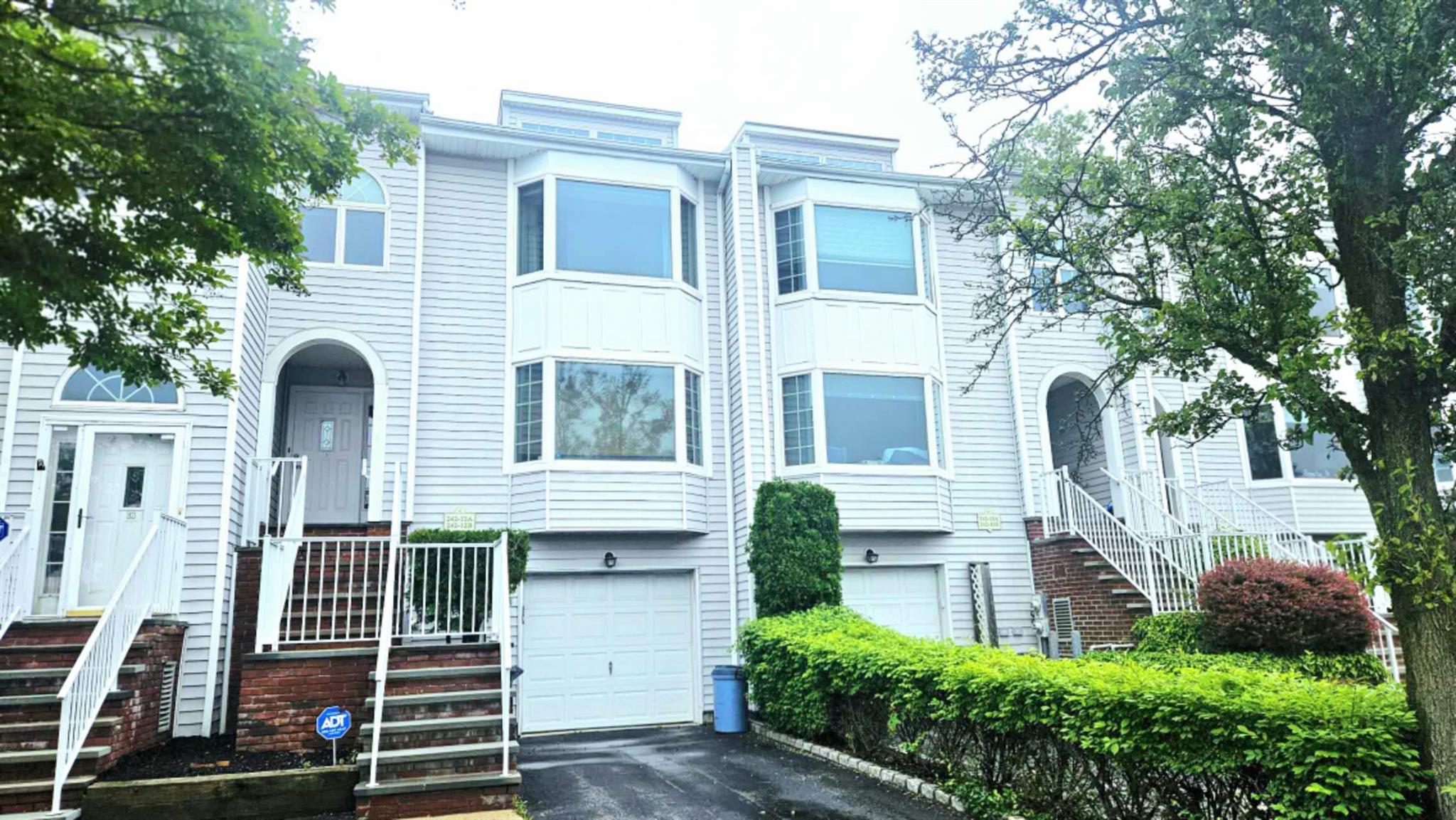 #1 photo, 242-12A oak park Drive, クイーンズ区 Douglaston , NY 11362