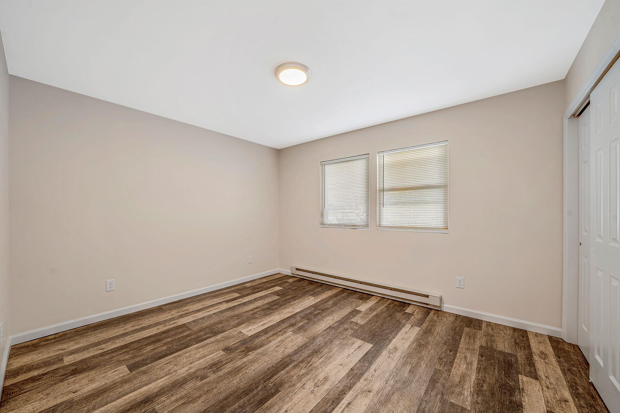 #12 photo, 18A Broadway, サフォーク郡 Mastic , NY 11950