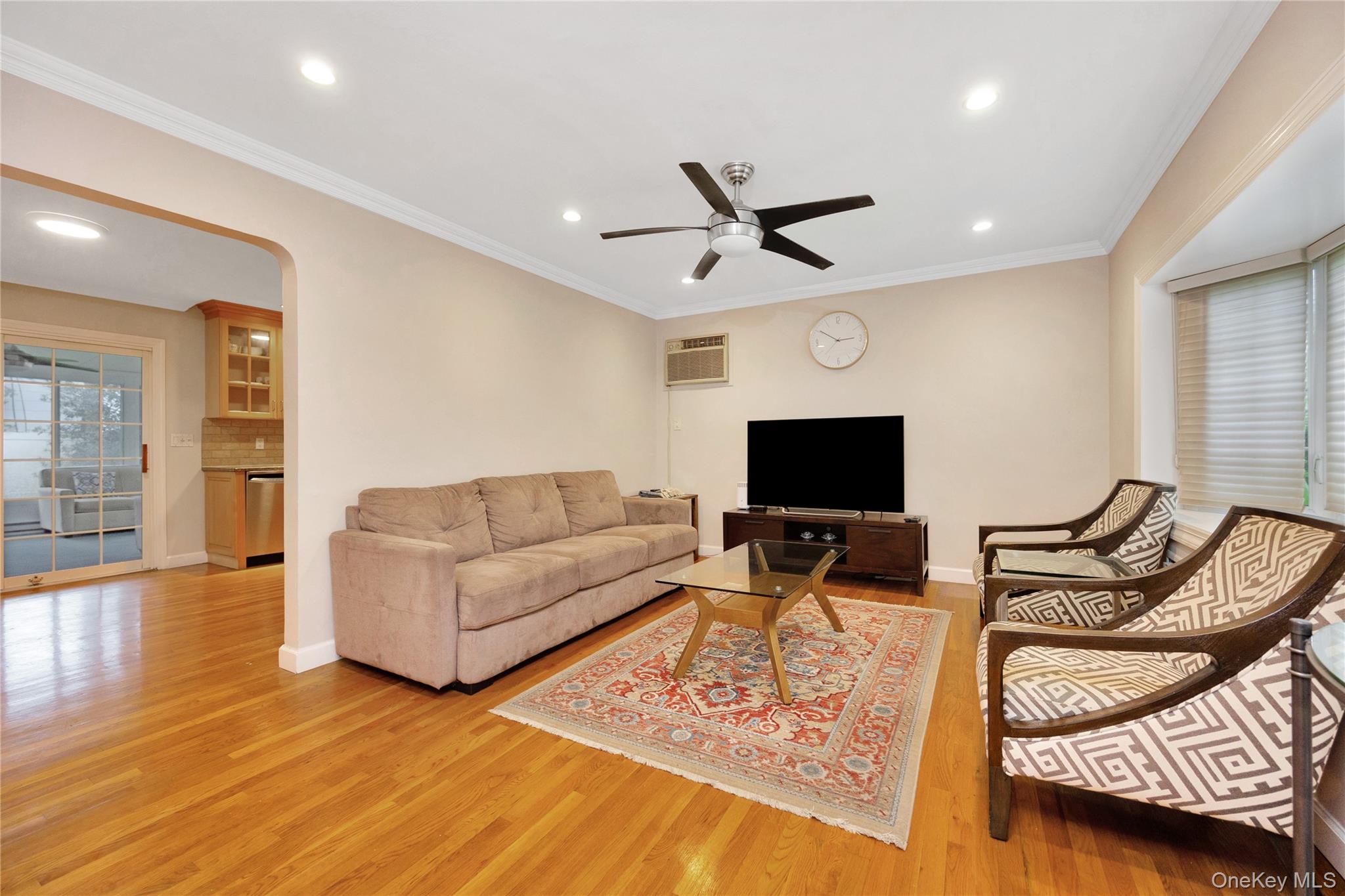 #2 photo, 75 Cornwell Avenue, Williston Park , NY 11596