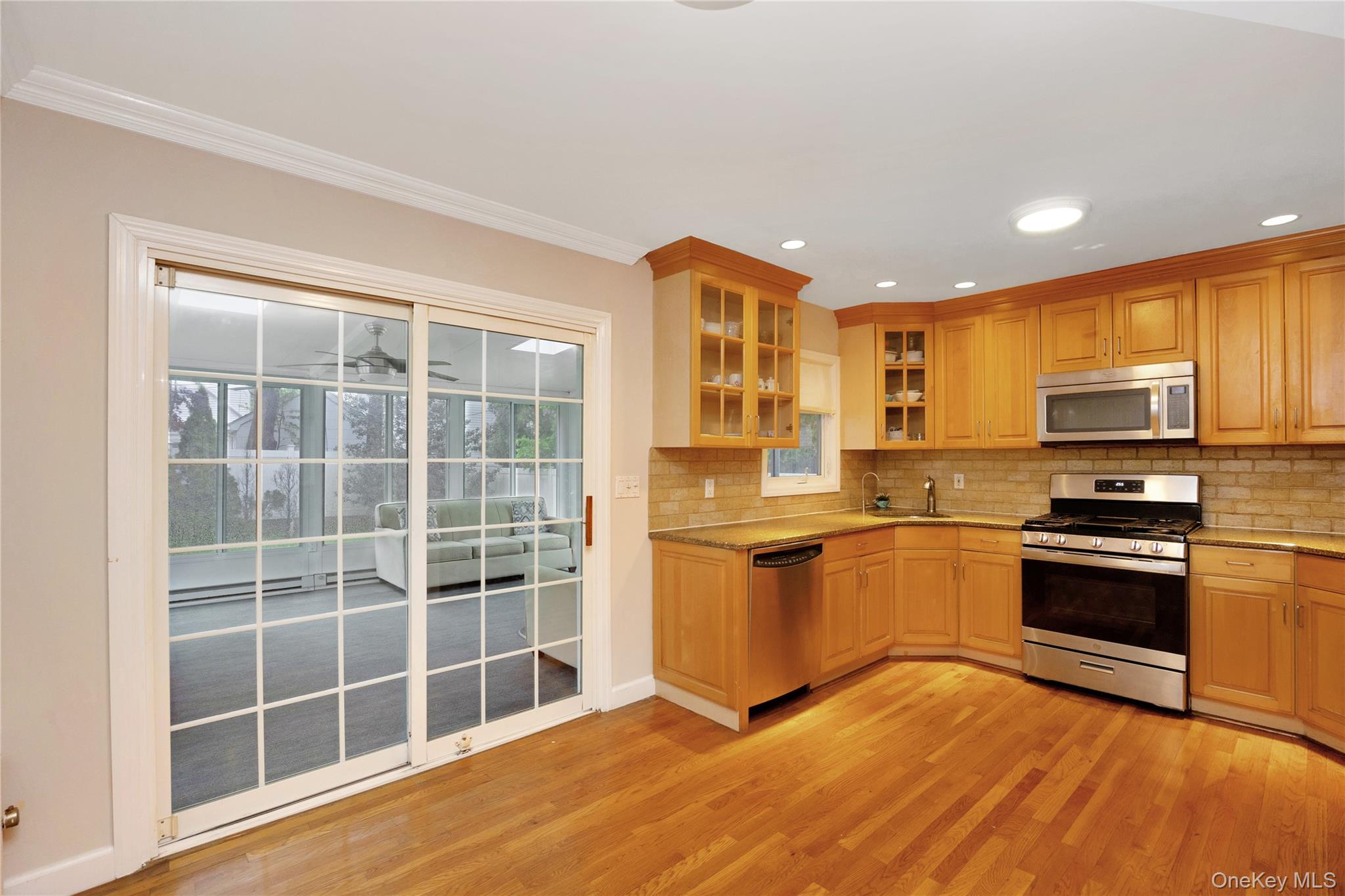 #6 photo, 75 Cornwell Avenue, Williston Park , NY 11596