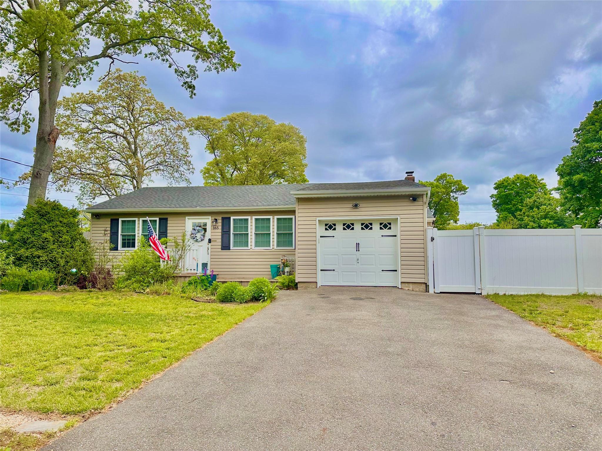 #1 photo, 165 Smith Avenue, Holbrook , NY 11741