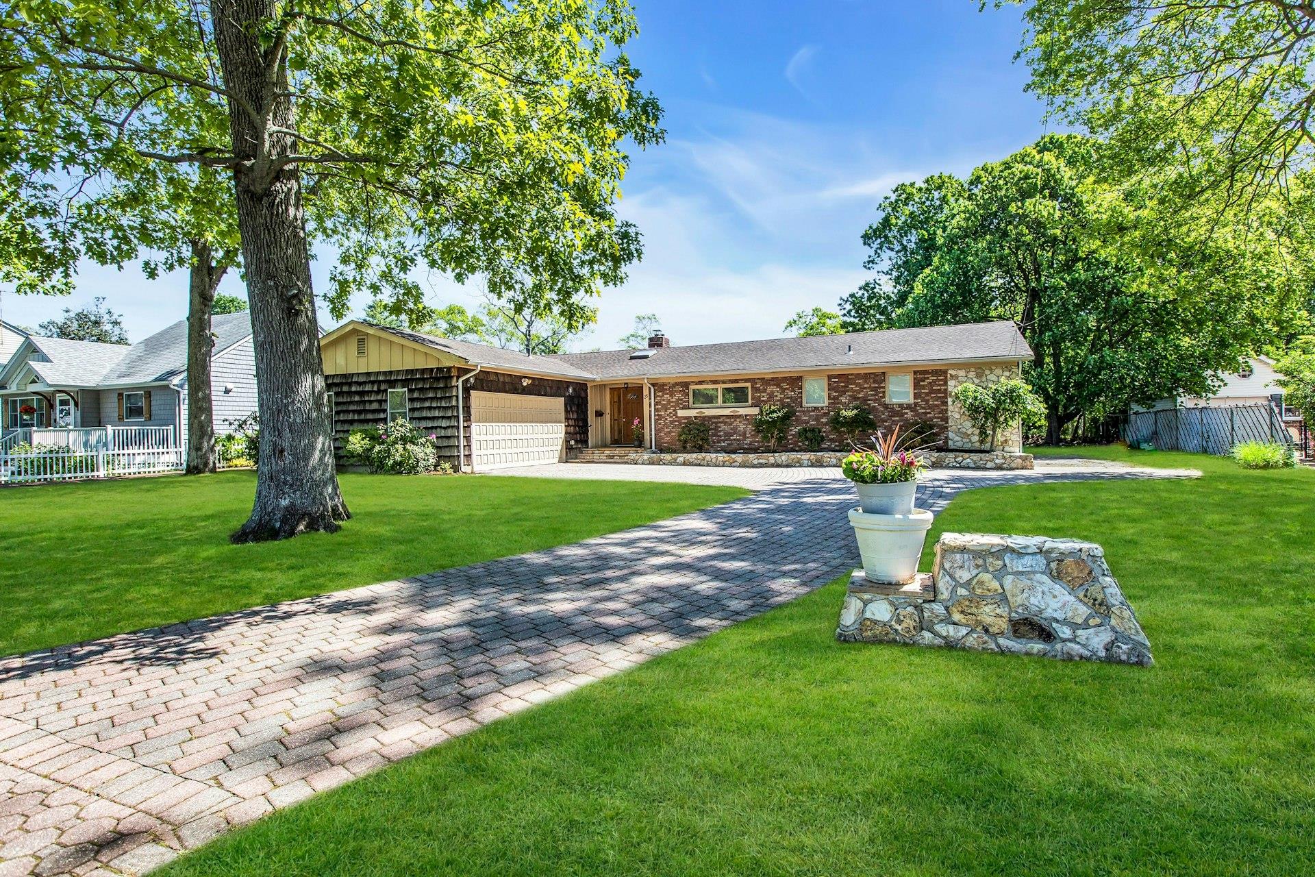 #1 photo, 25 Secatogue Avenue, East Islip , NY 11730