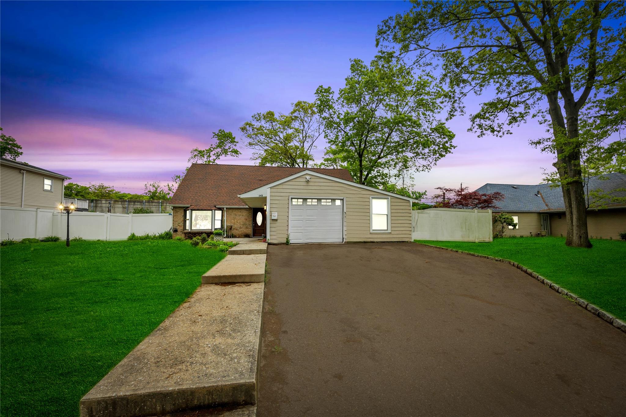 #1 photo, 243 Sunflower Lane, 東長島 Islandia , NY 11749