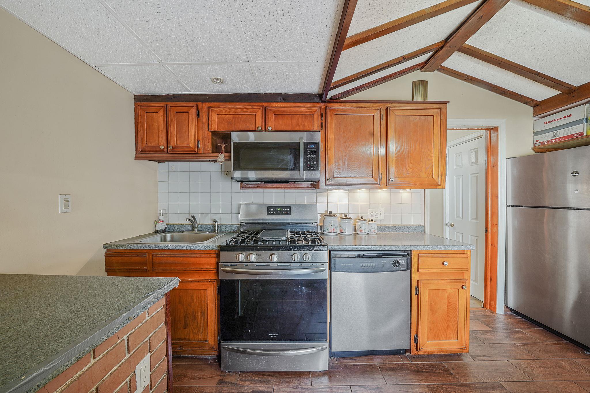 #16 photo, 70-27 69th Street, Glendale , NY 11385