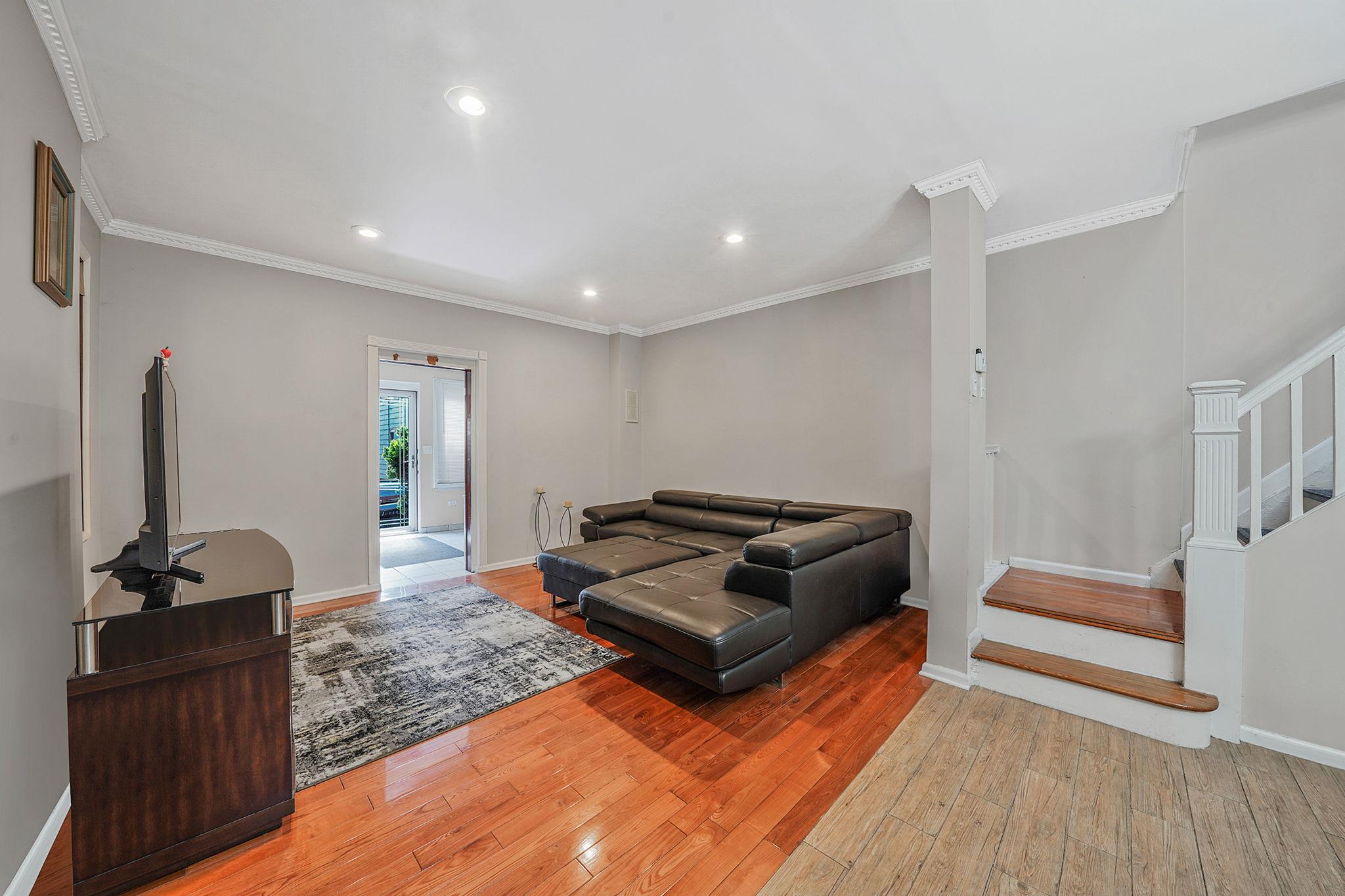 #8 photo, 70-27 69th Street, Glendale , NY 11385