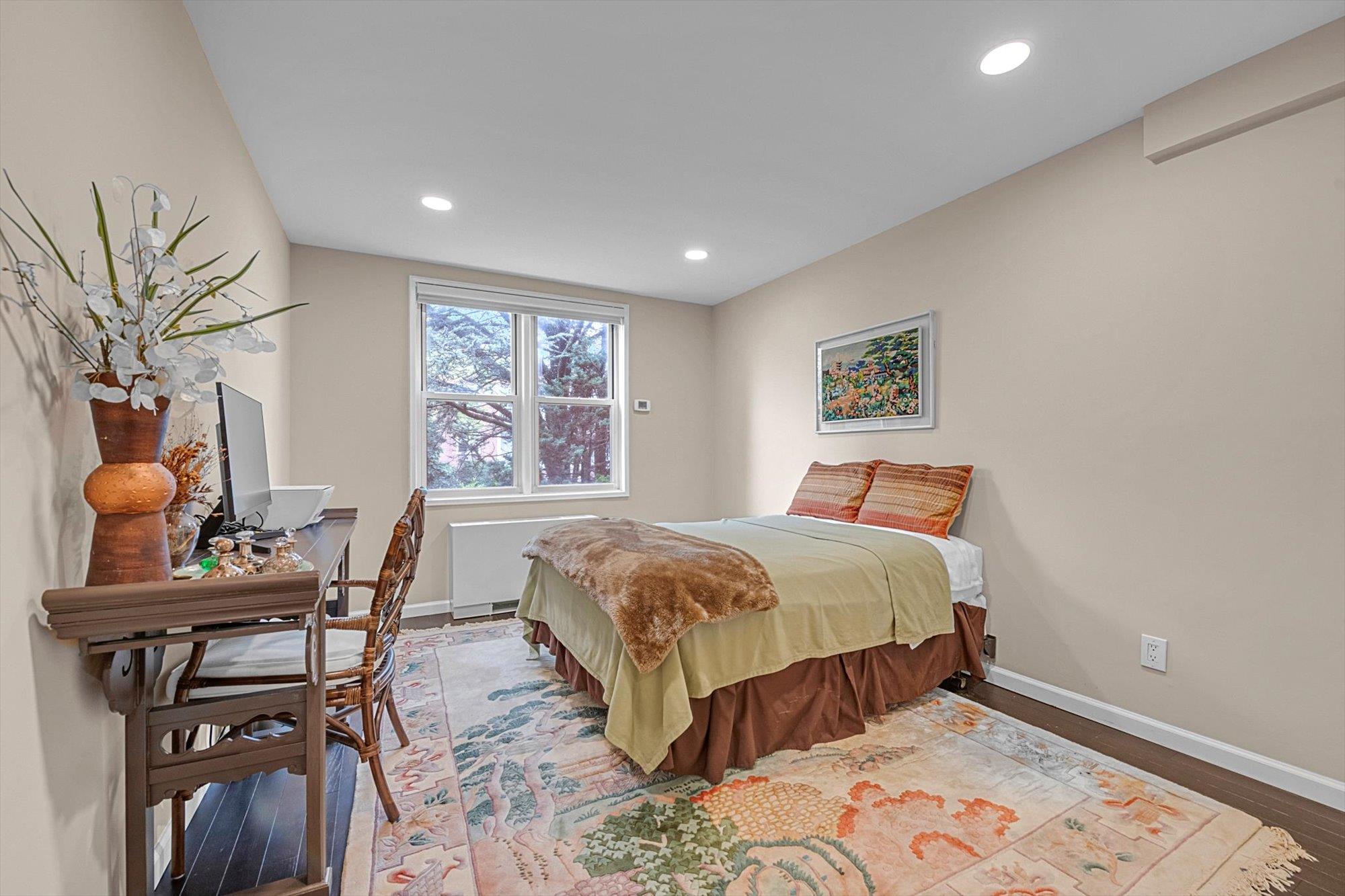 #11 photo, 1390 Broadway, Hewlett , NY 11557