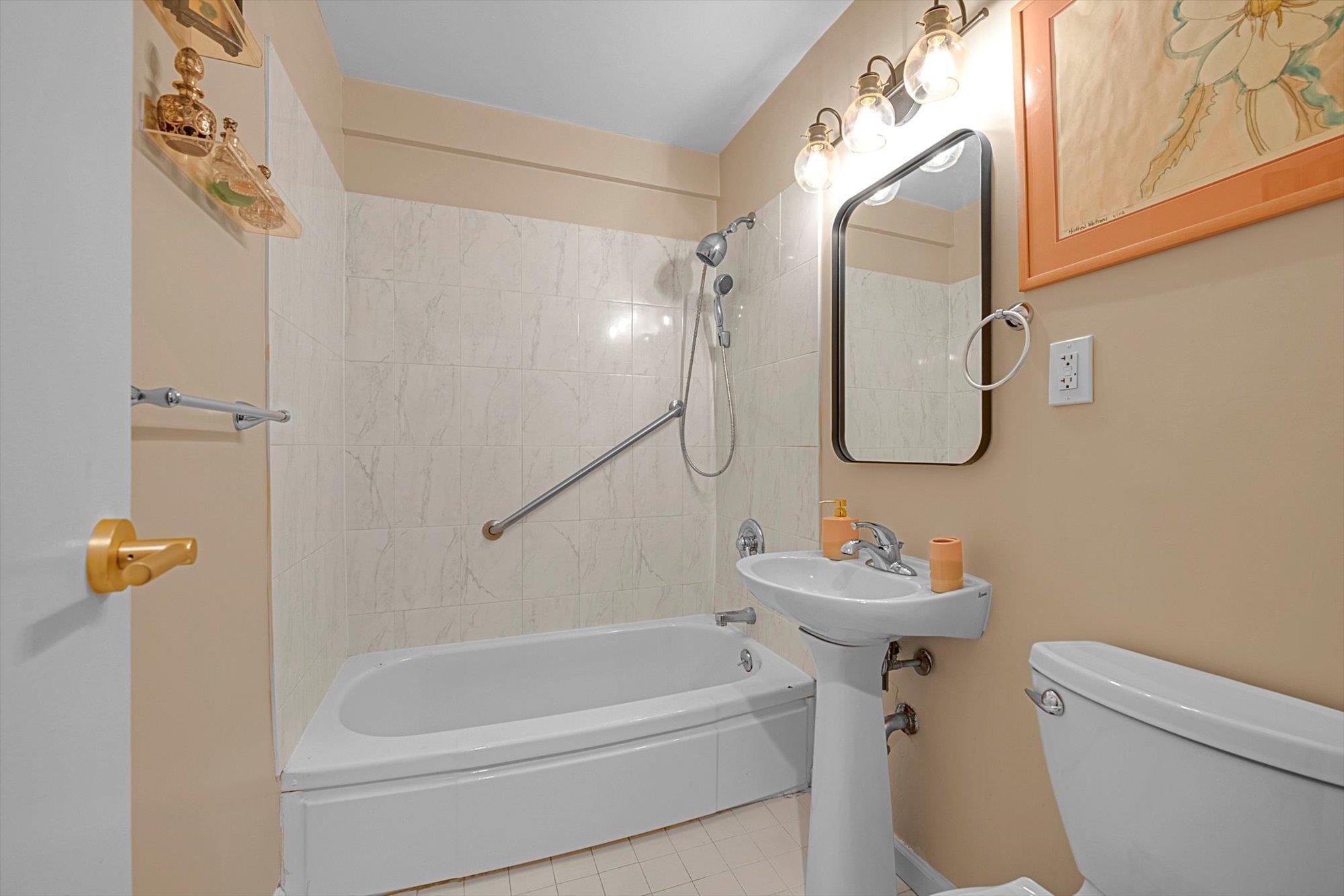 #12 photo, 1390 Broadway, Hewlett , NY 11557