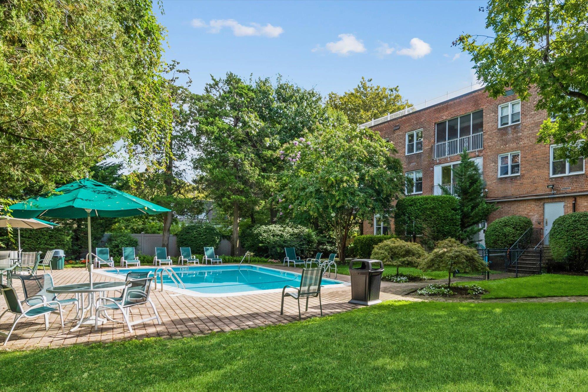 #16 photo, 1390 Broadway, Hewlett , NY 11557