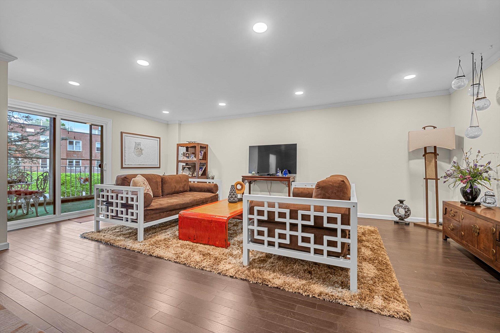 #4 photo, 1390 Broadway, Hewlett , NY 11557