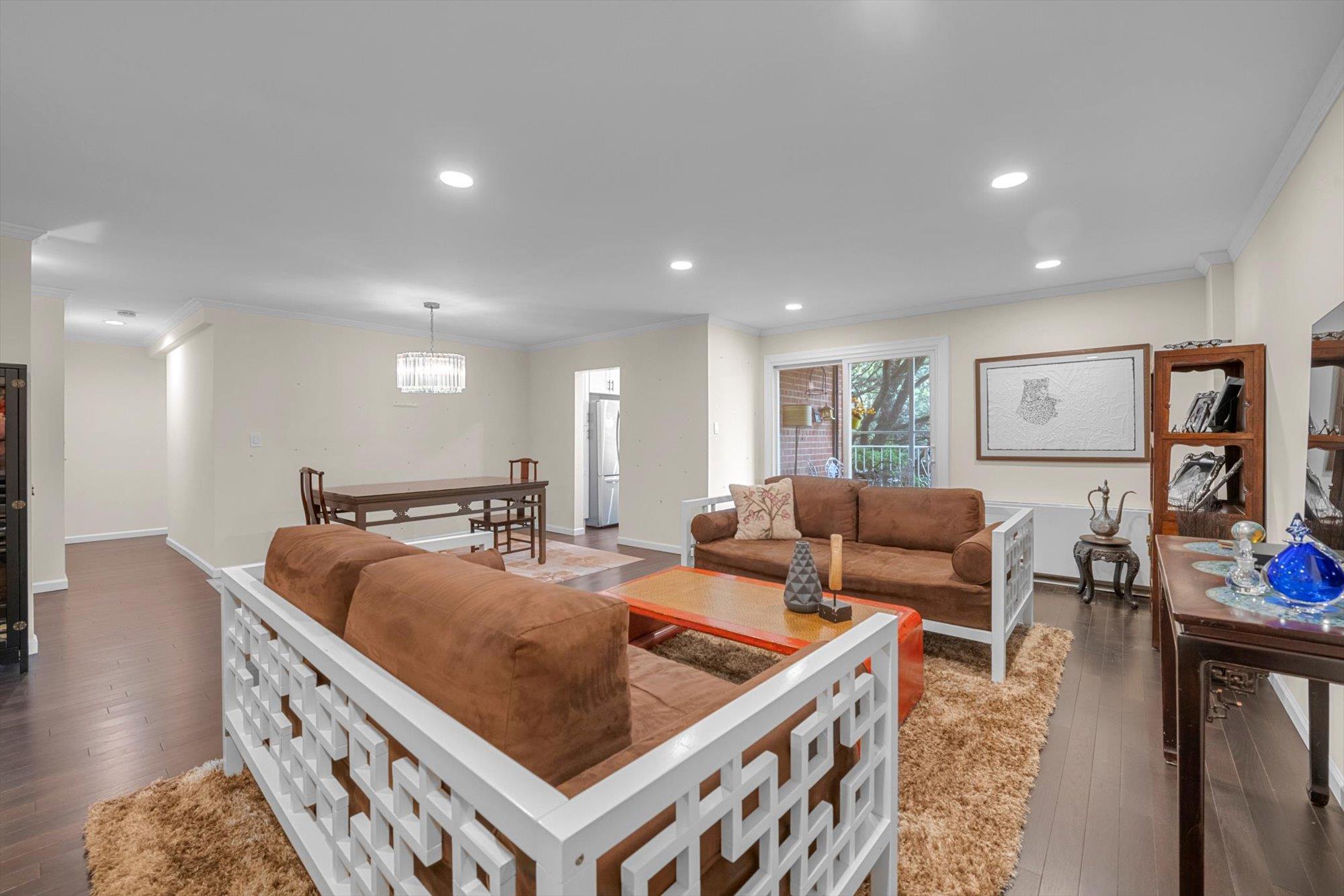 #5 photo, 1390 Broadway, Hewlett , NY 11557