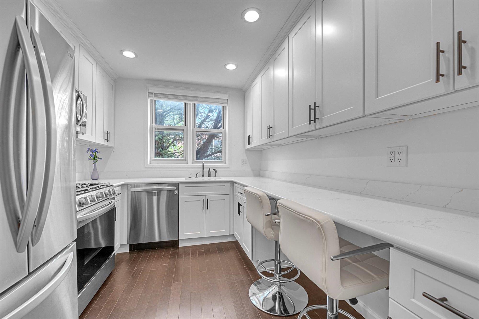 #8 photo, 1390 Broadway, Hewlett , NY 11557