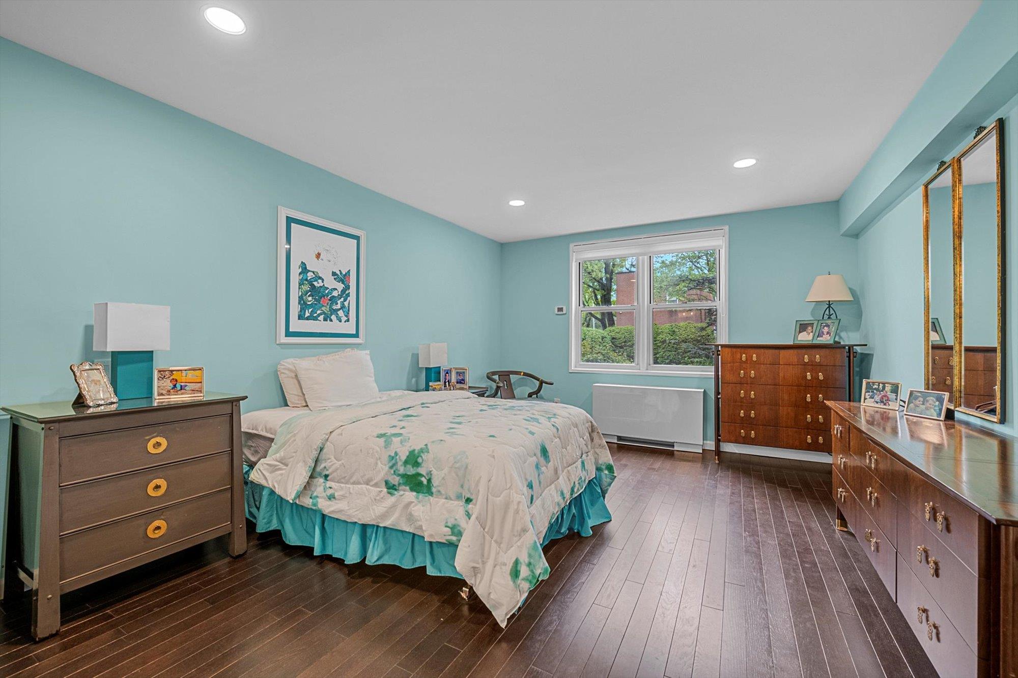 #9 photo, 1390 Broadway, Hewlett , NY 11557